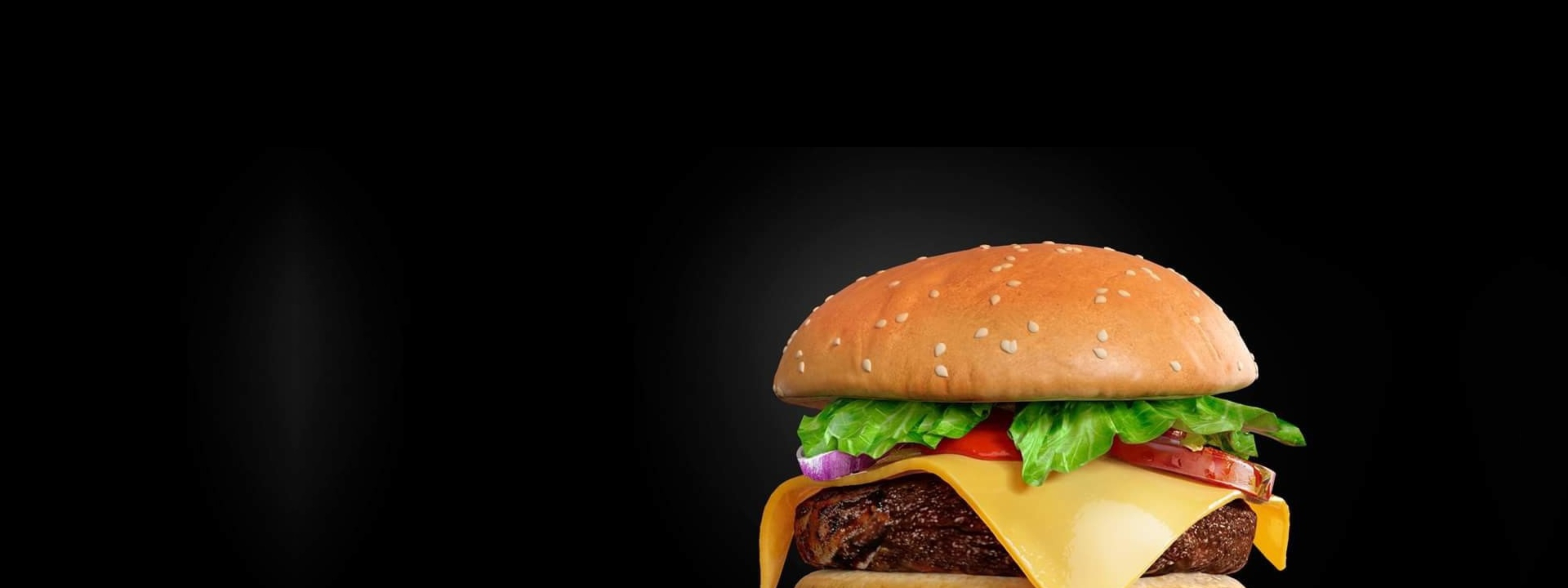 Фон фаст. Чизбургер на черном фоне. Бургеры на черном фоне. Красивый бургер. Гамбургер на черном фоне.