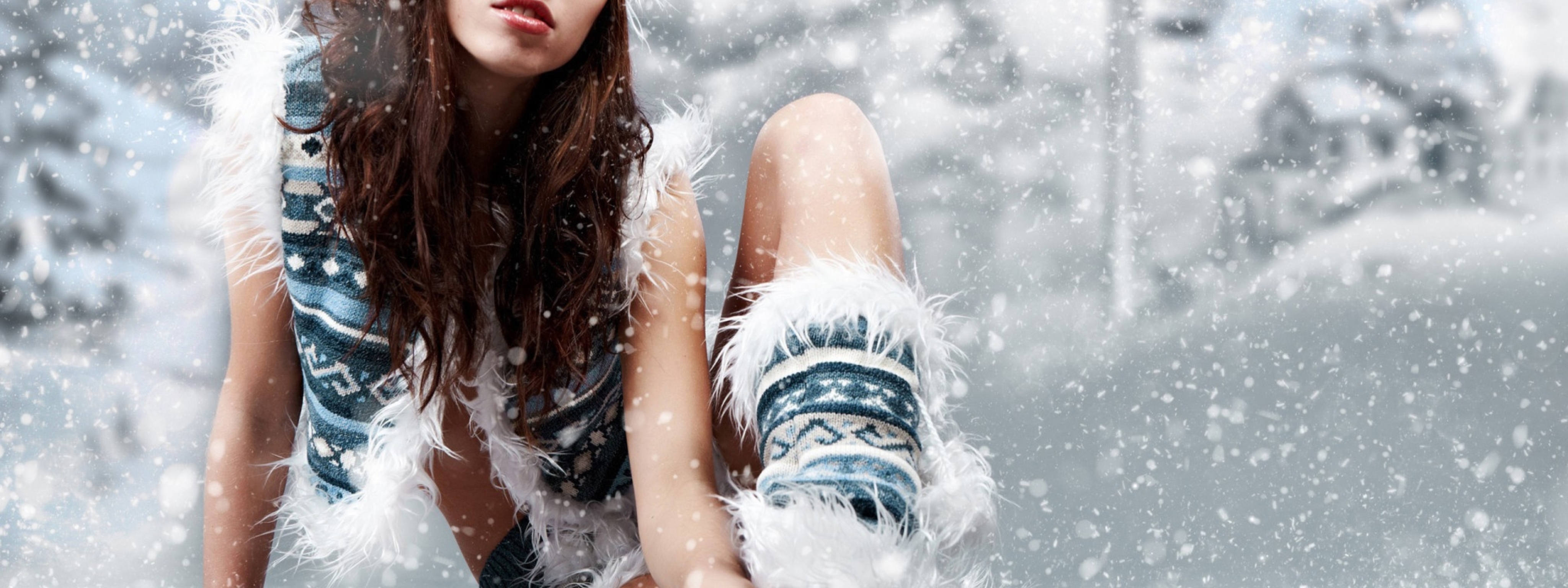 Фото снег в руках девушки. Девушка в снегу стирает. Jana Ultra снег зима.