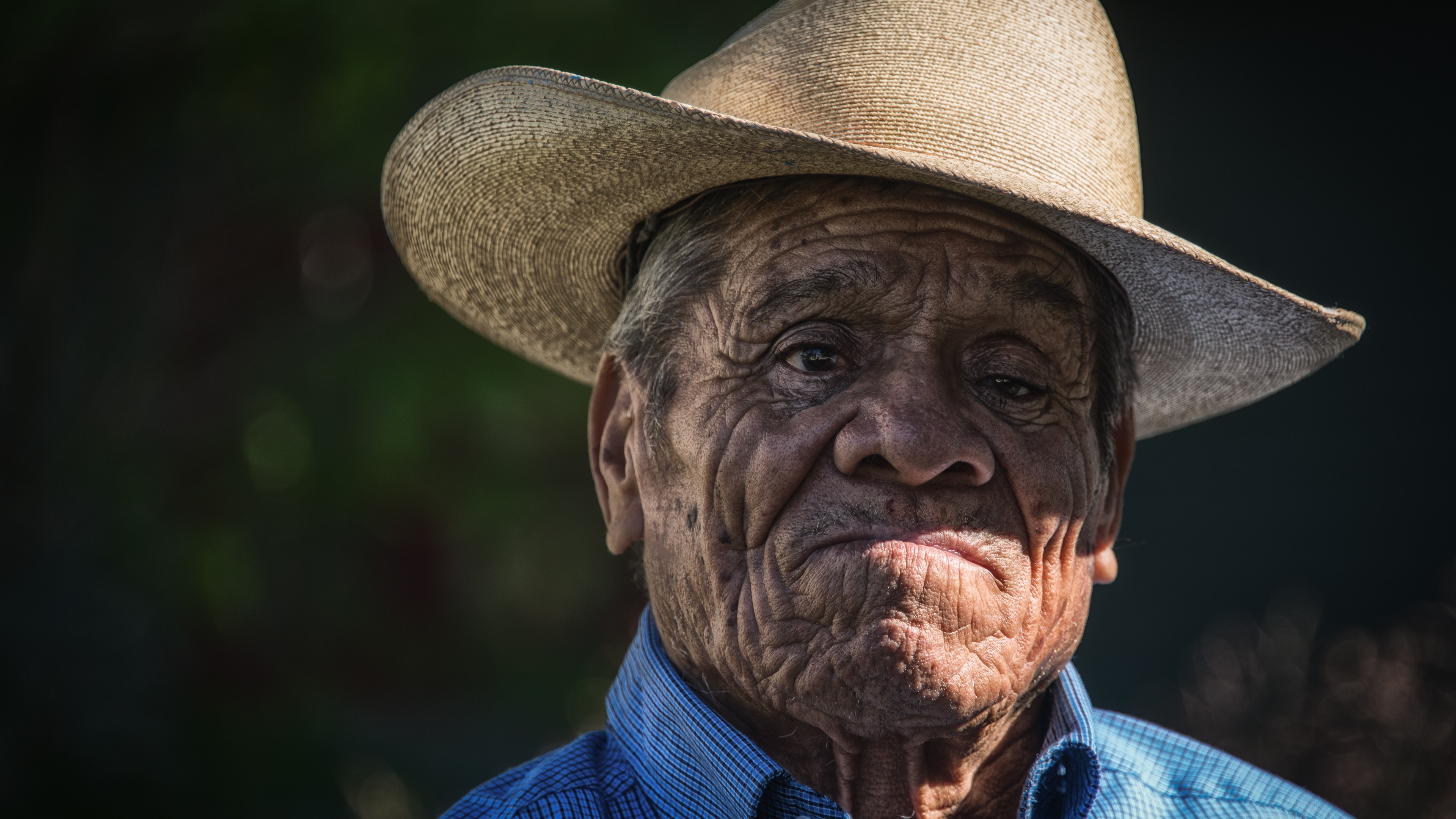 Приветливый старик. Дед в шляпе. Пожилой мужчина в шляпе. Старый человек. Мексиканский старик.