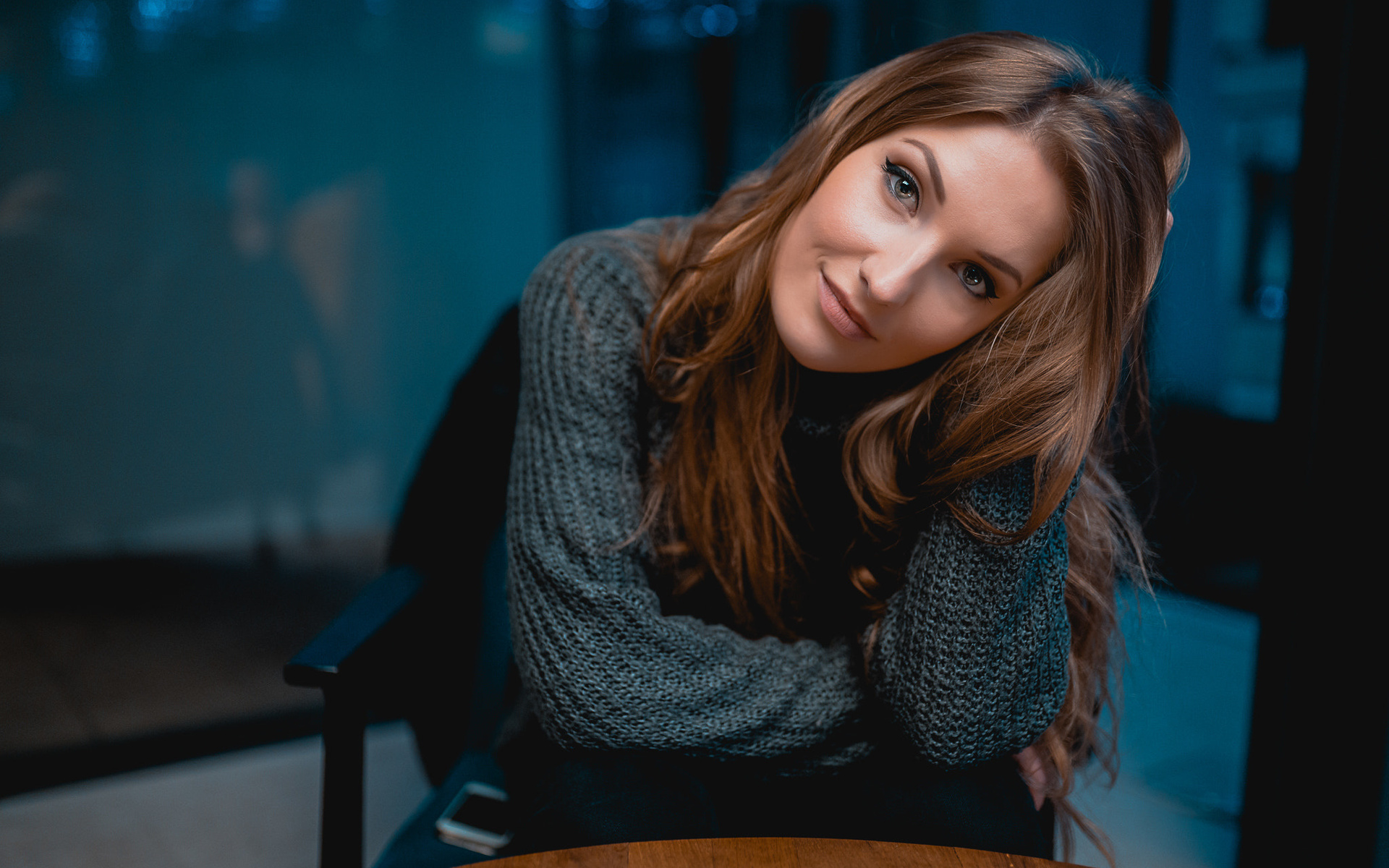 женщина сидит за столом с тарелкой с едой