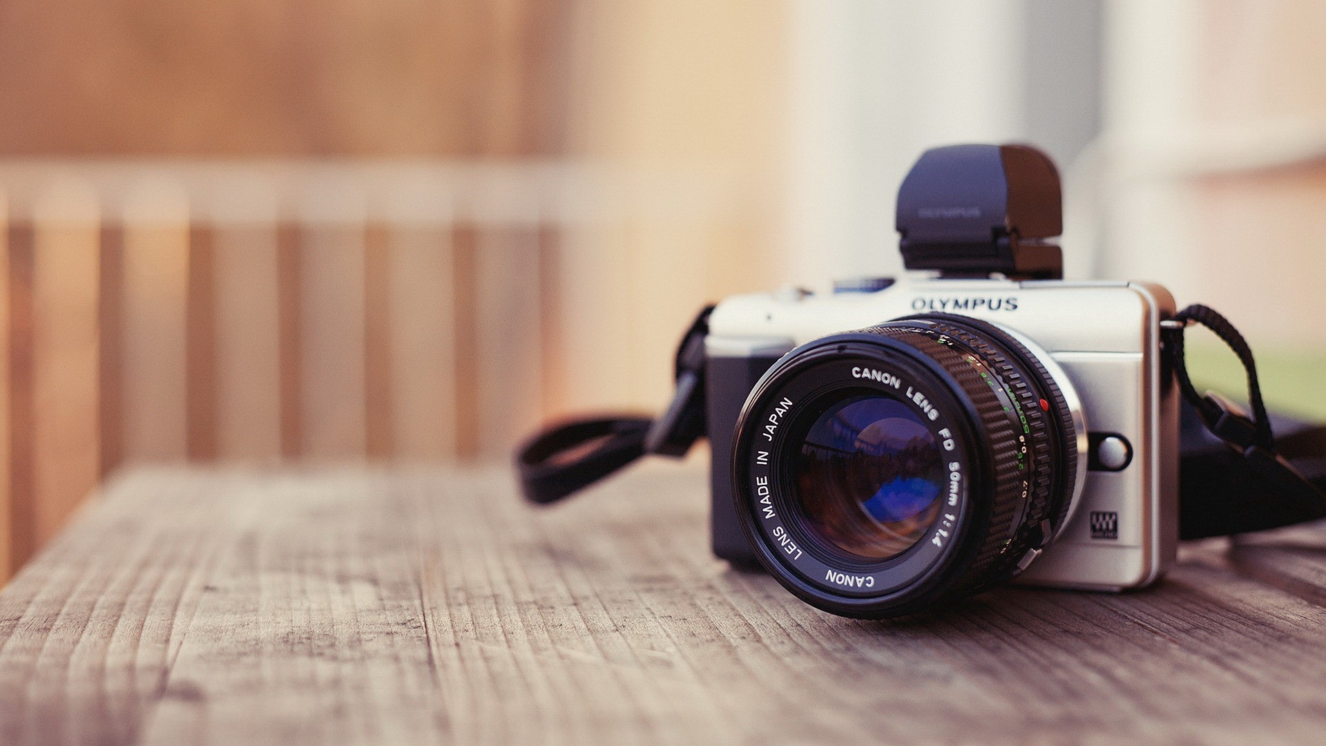 есть камера, сидящая на столе с ремешком вокруг него