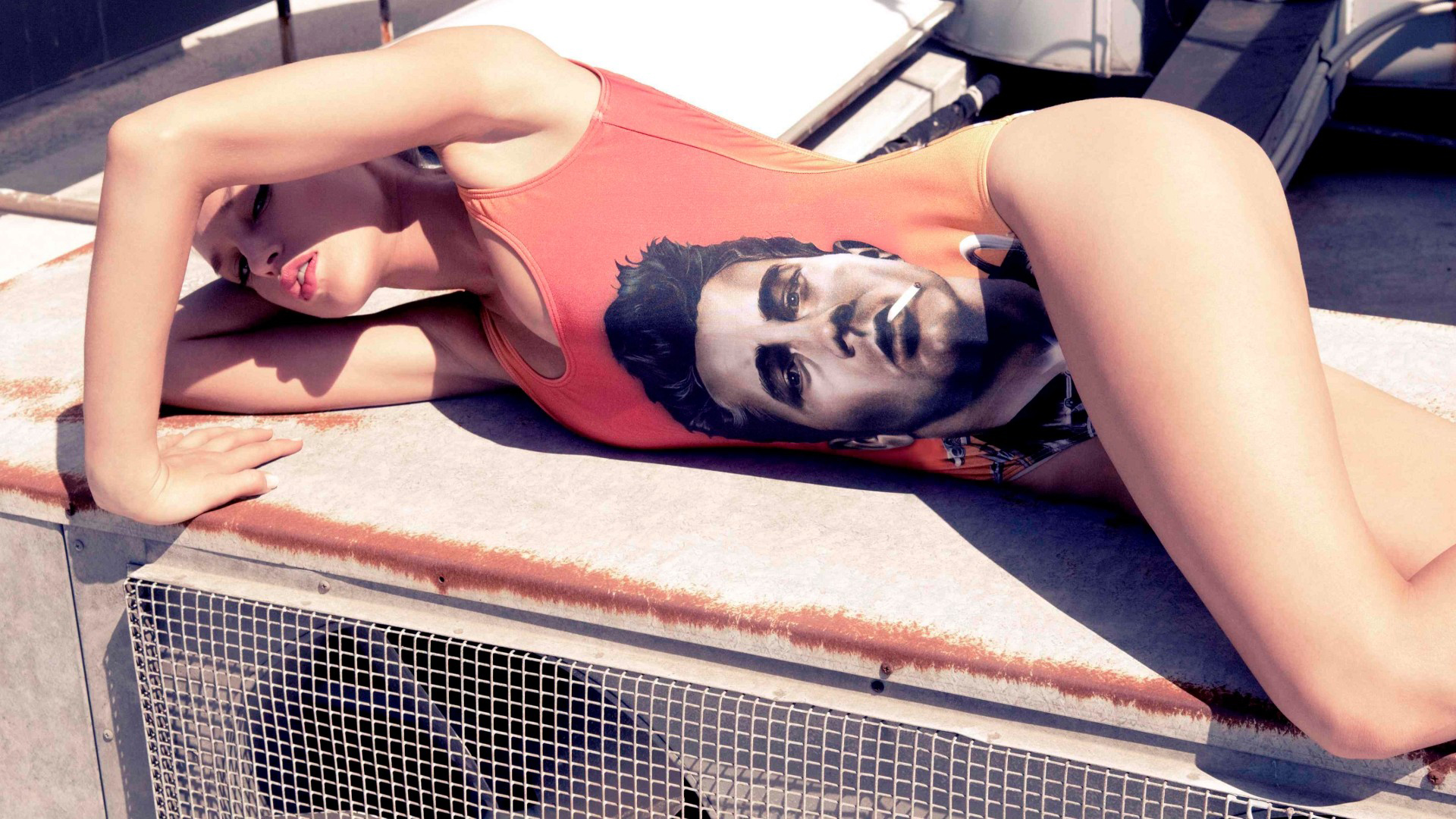 красавец, купальник