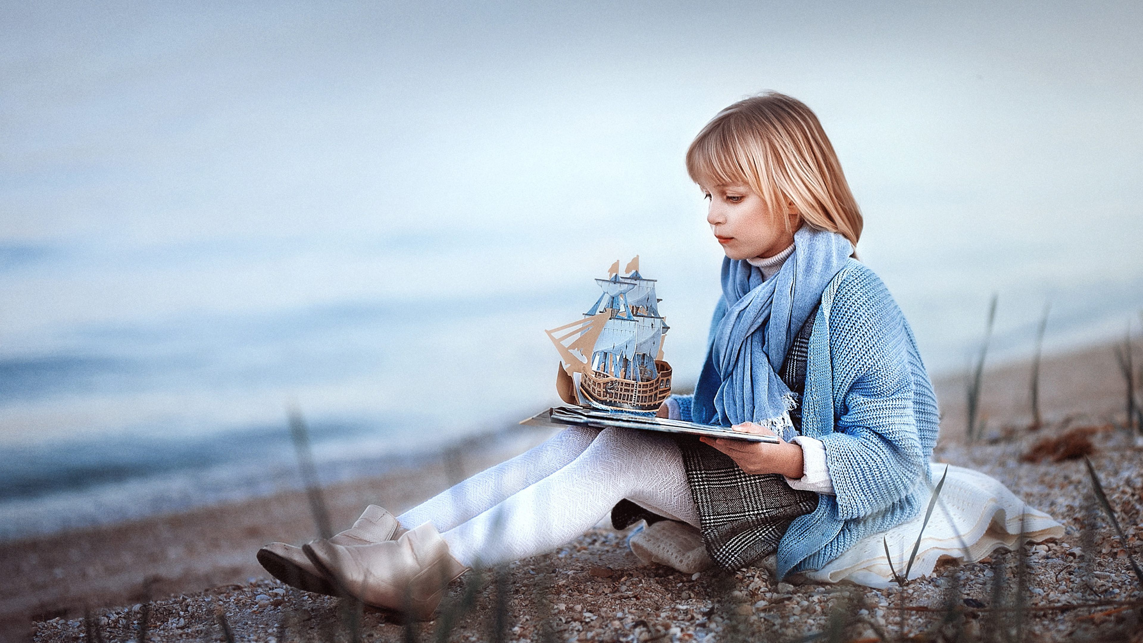 Мечтать о возвращении. Мальчик с корабликом. Девочка с корабликом. Девушка с бумажным корабликом. Кораблик для детей.