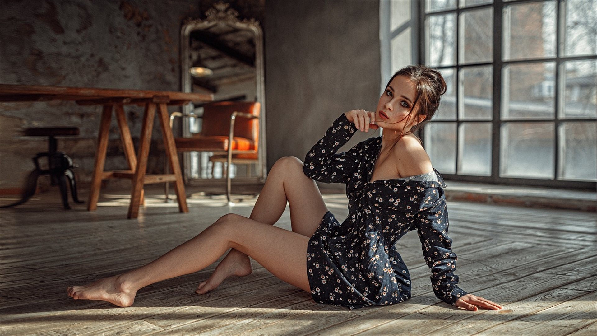 женщина, черная, сидит