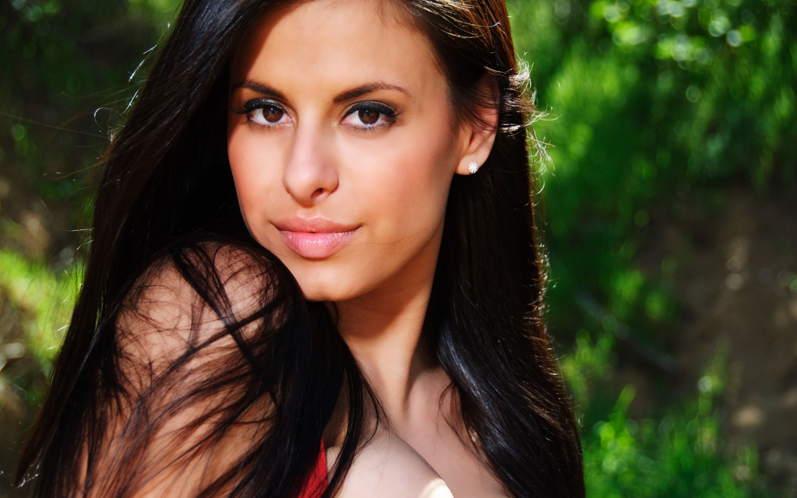 женщина с длинными черными волосами позирует для фото