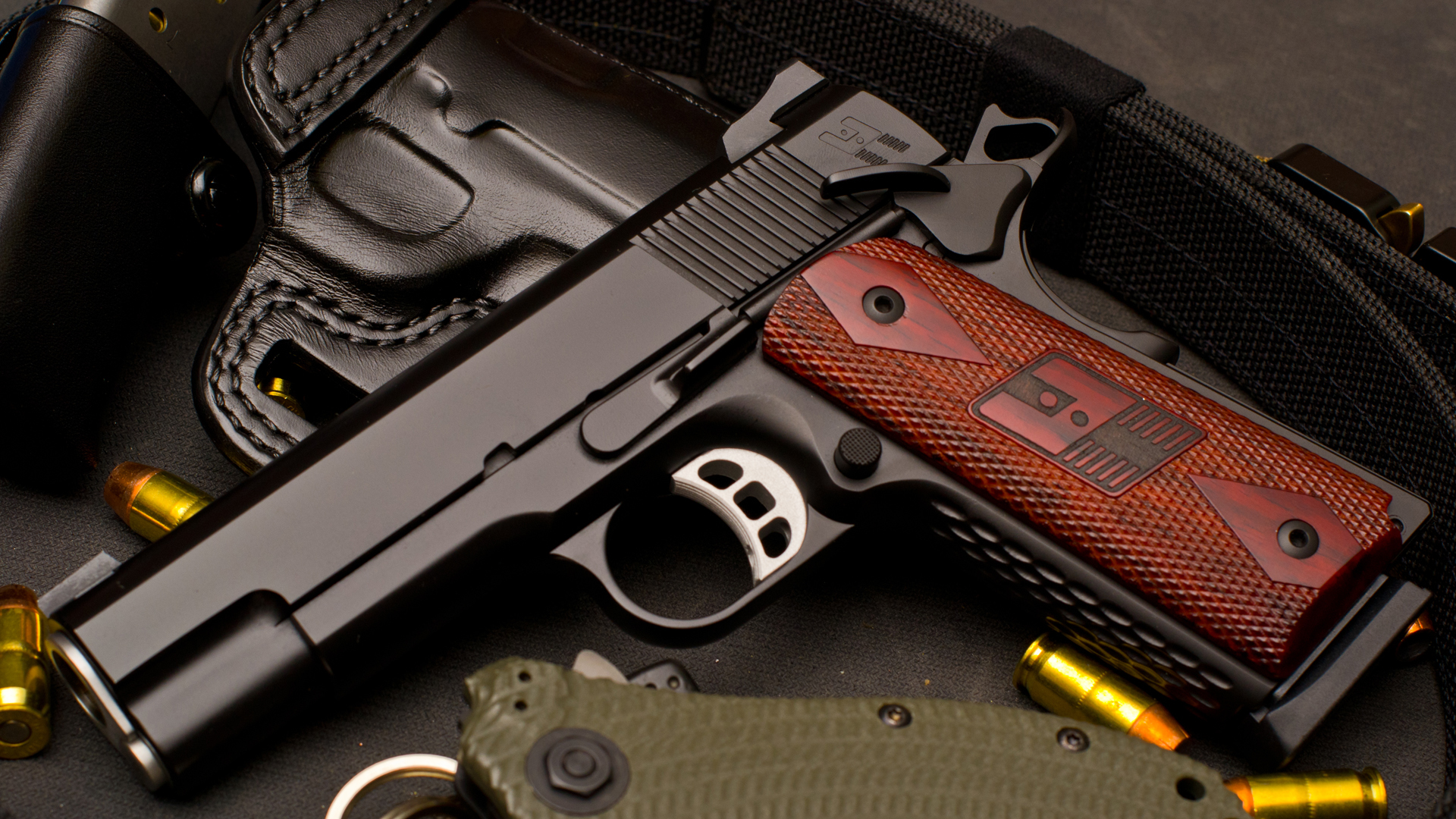 Крутые пистолеты. Nighthawk 1911 10mm. Кольт 1911 в 1920х1080. Кольт 1911 и патроны. Красивое оружие.