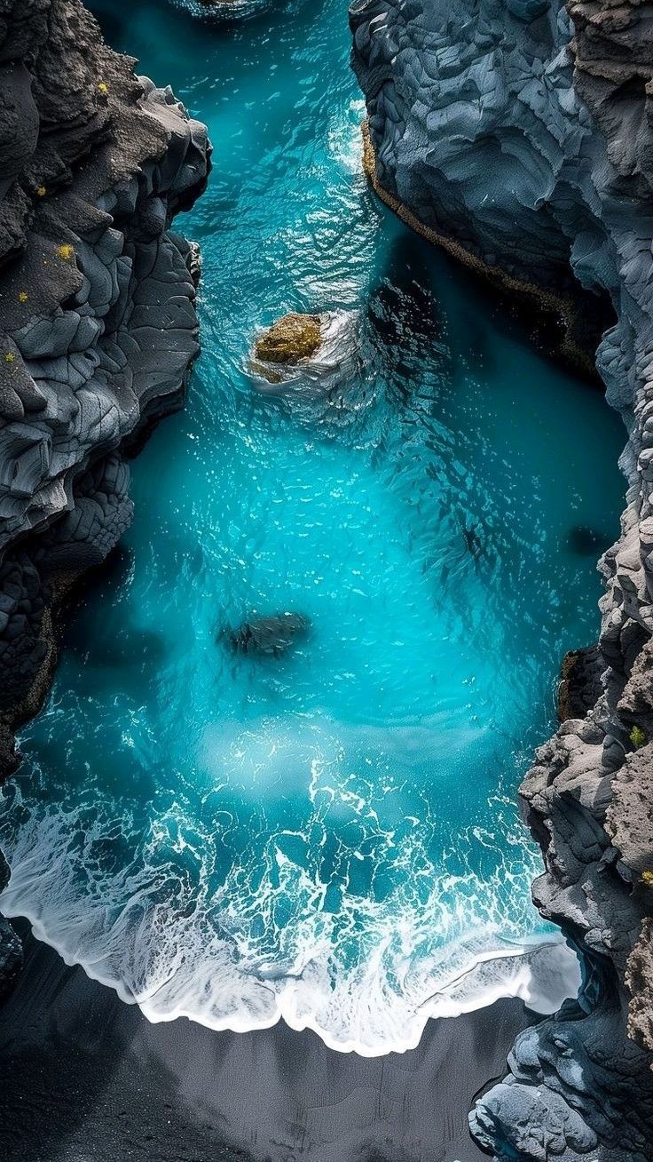 есть голубая река, протекающая через скалистое ущелье