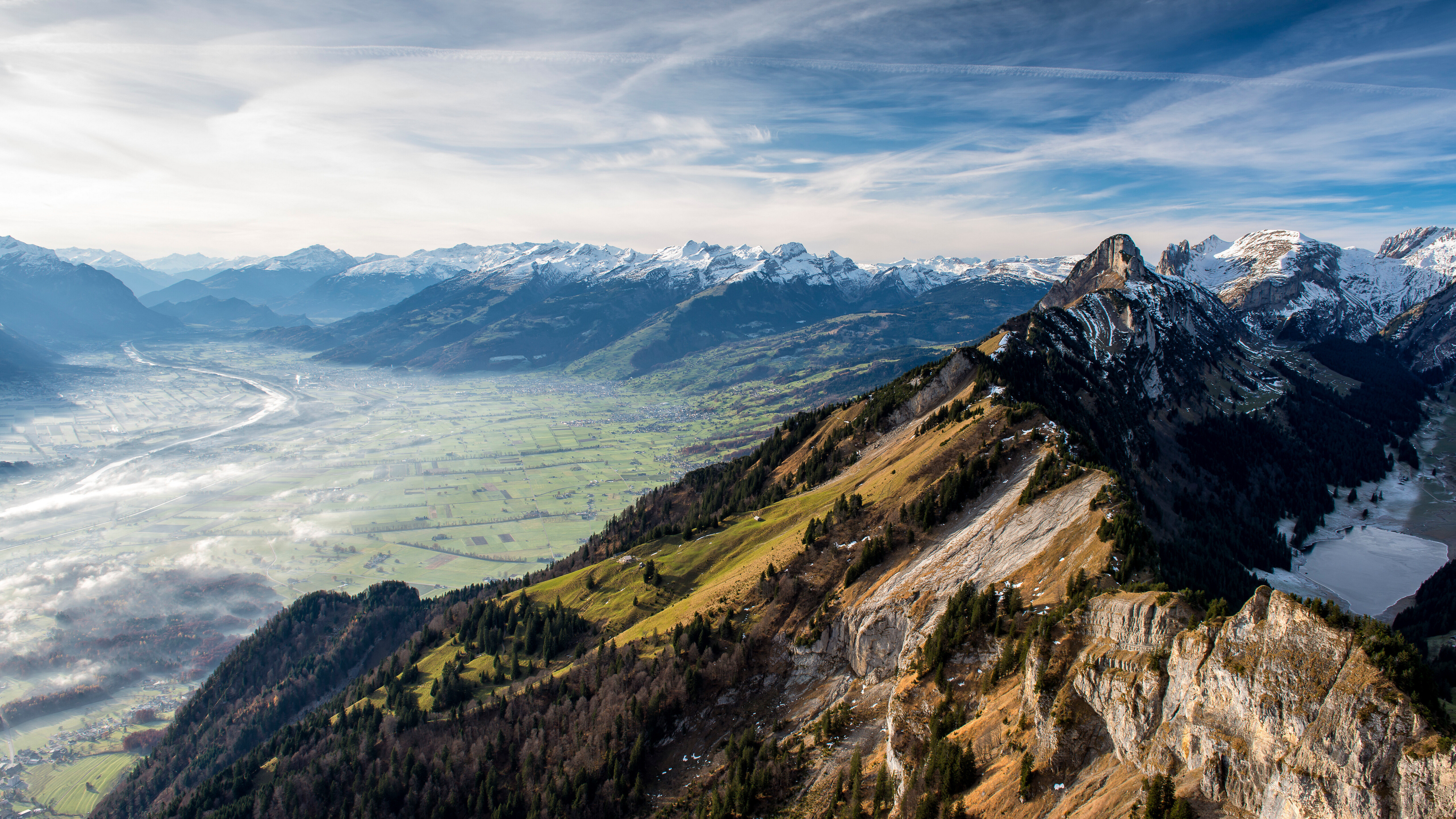 High up in the mountains. Горы Альпы Швейцария Долина скалы. Монтбланк гора. Горный хребет Оуэн-Стэнли.