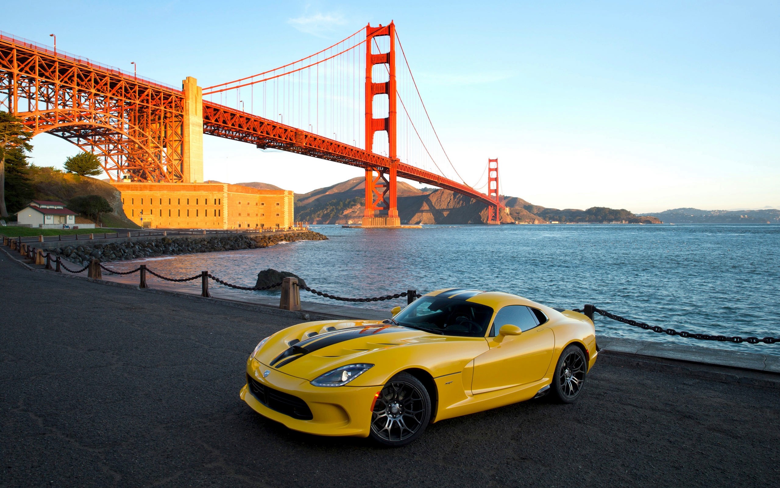 желтый спортивный автомобиль Dodge Viper SRT yellow sports car загрузить