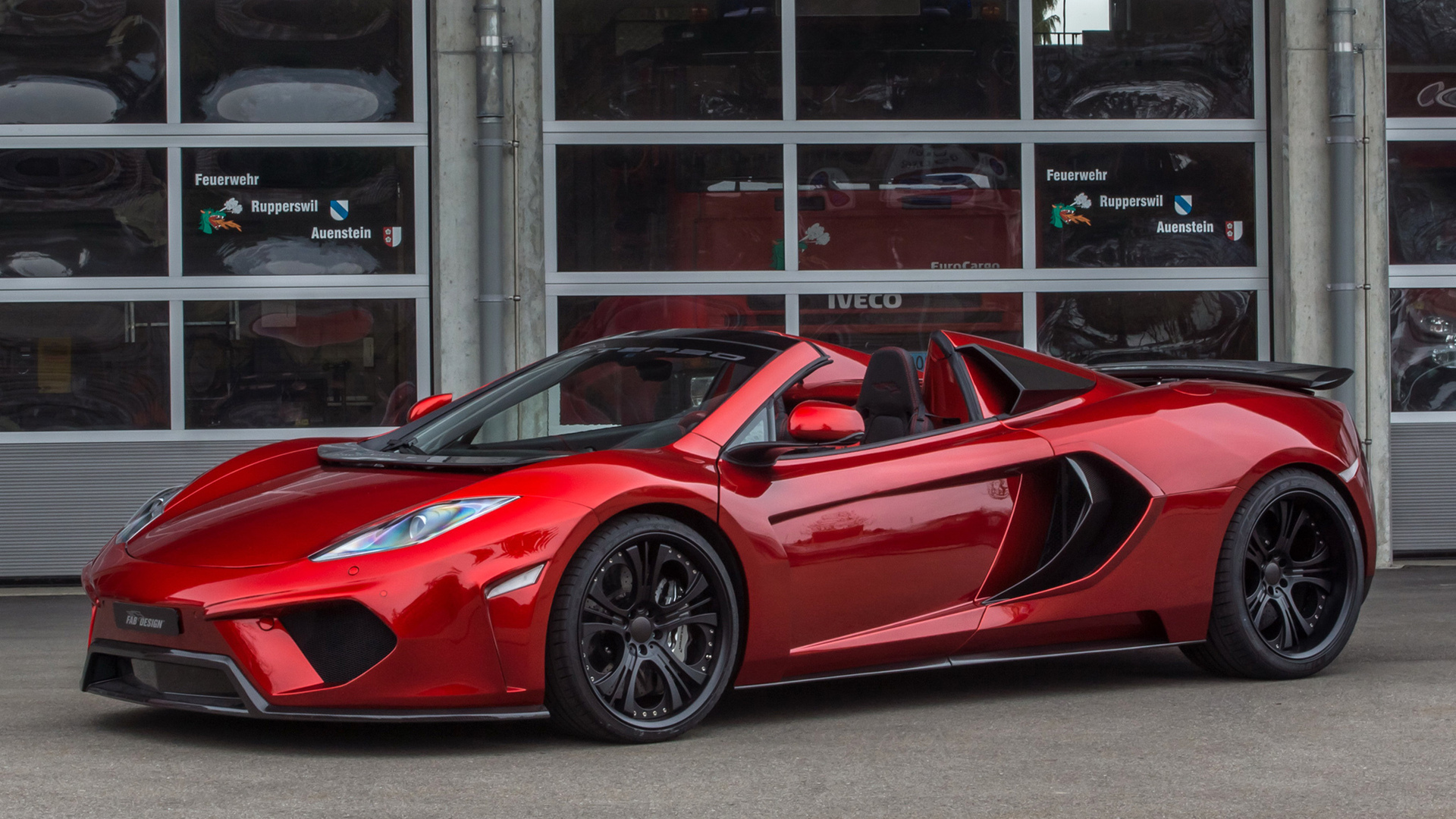 красный спортивный автомобиль припаркован перед зданием