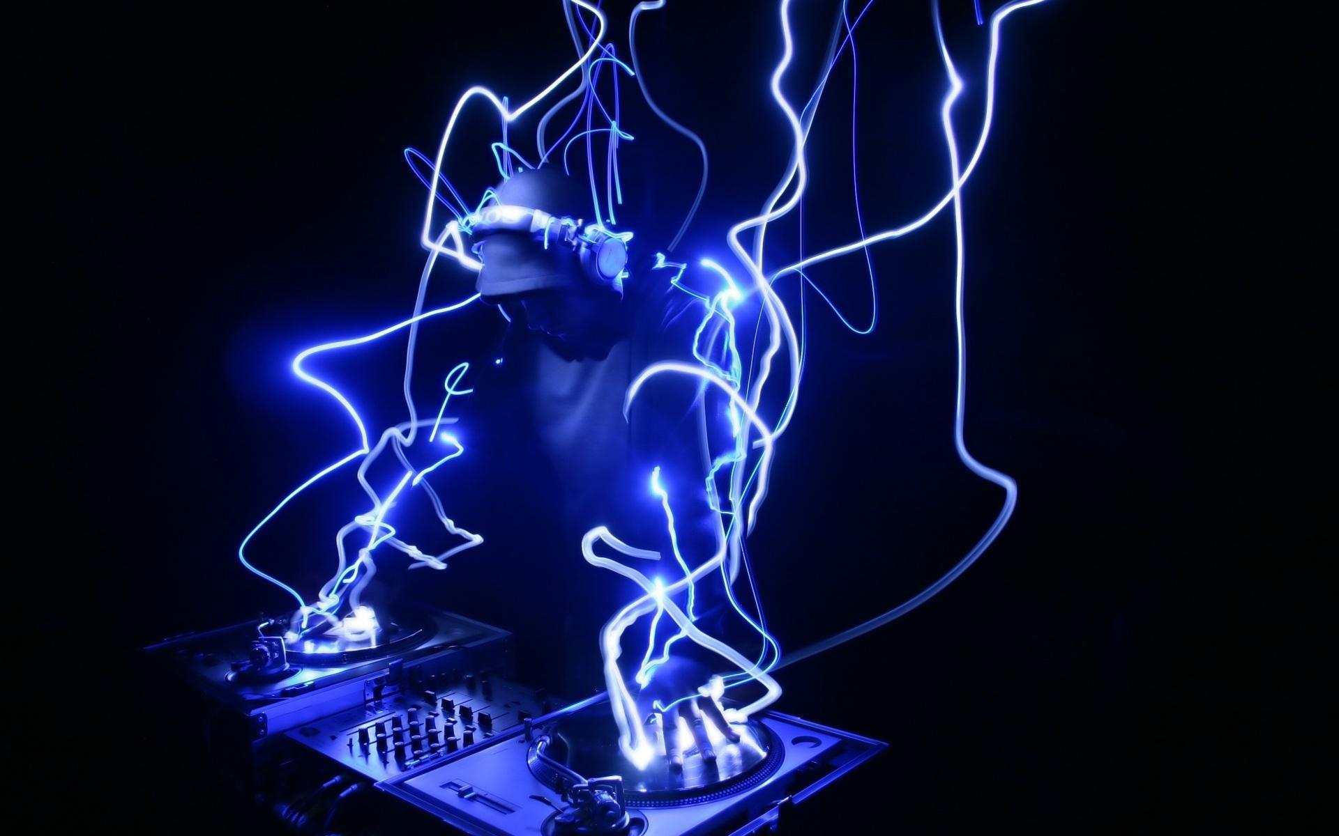 DJ работает