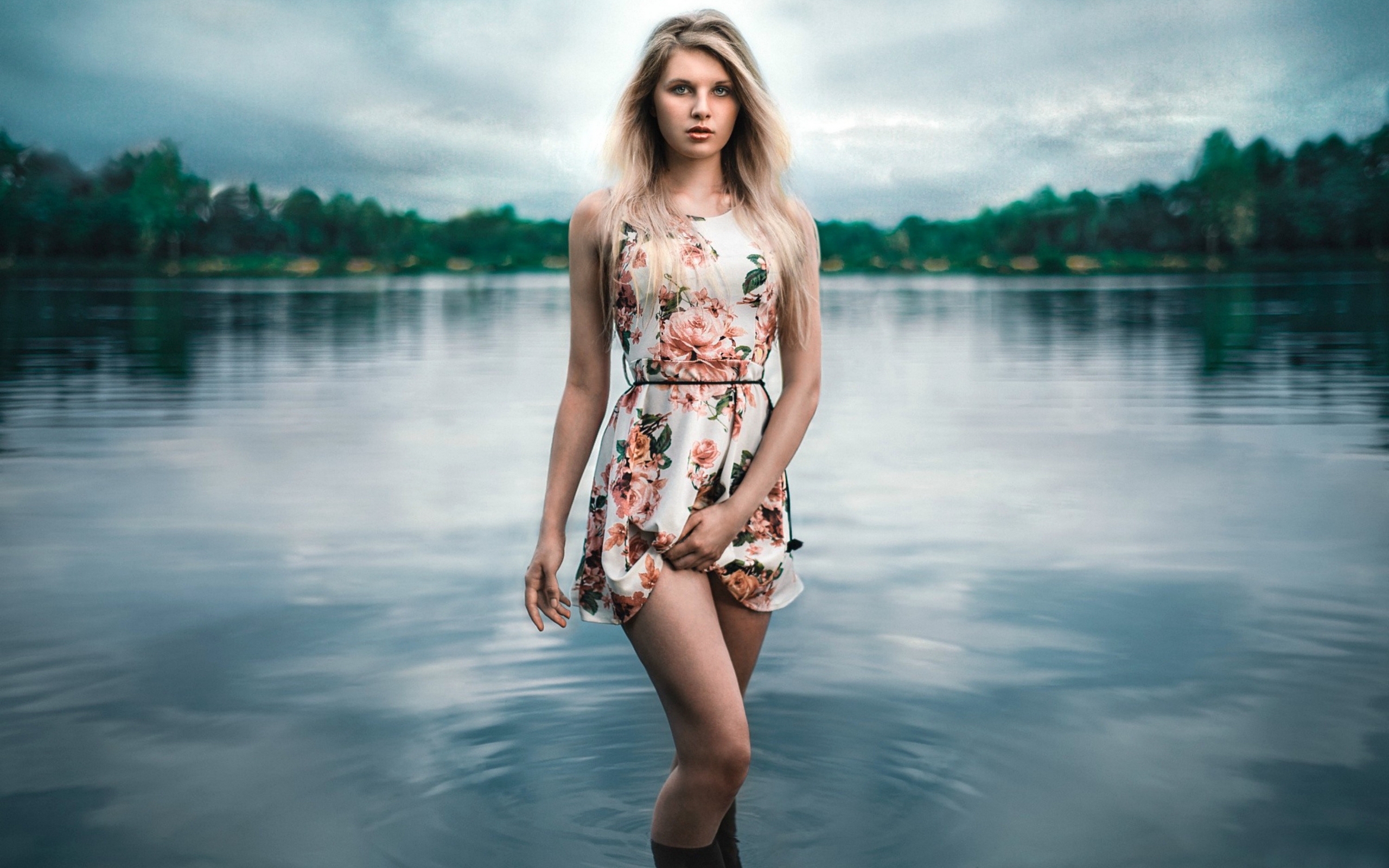 River girls. Лодс Франк модель. Лодс Франк Лиа оголённая. Фотосессия в воде в платье. Девушка в платье красивая.