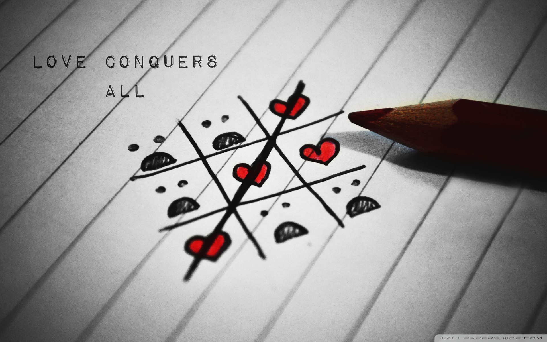 кто-то рисует сердце на листе бумаги карандашом