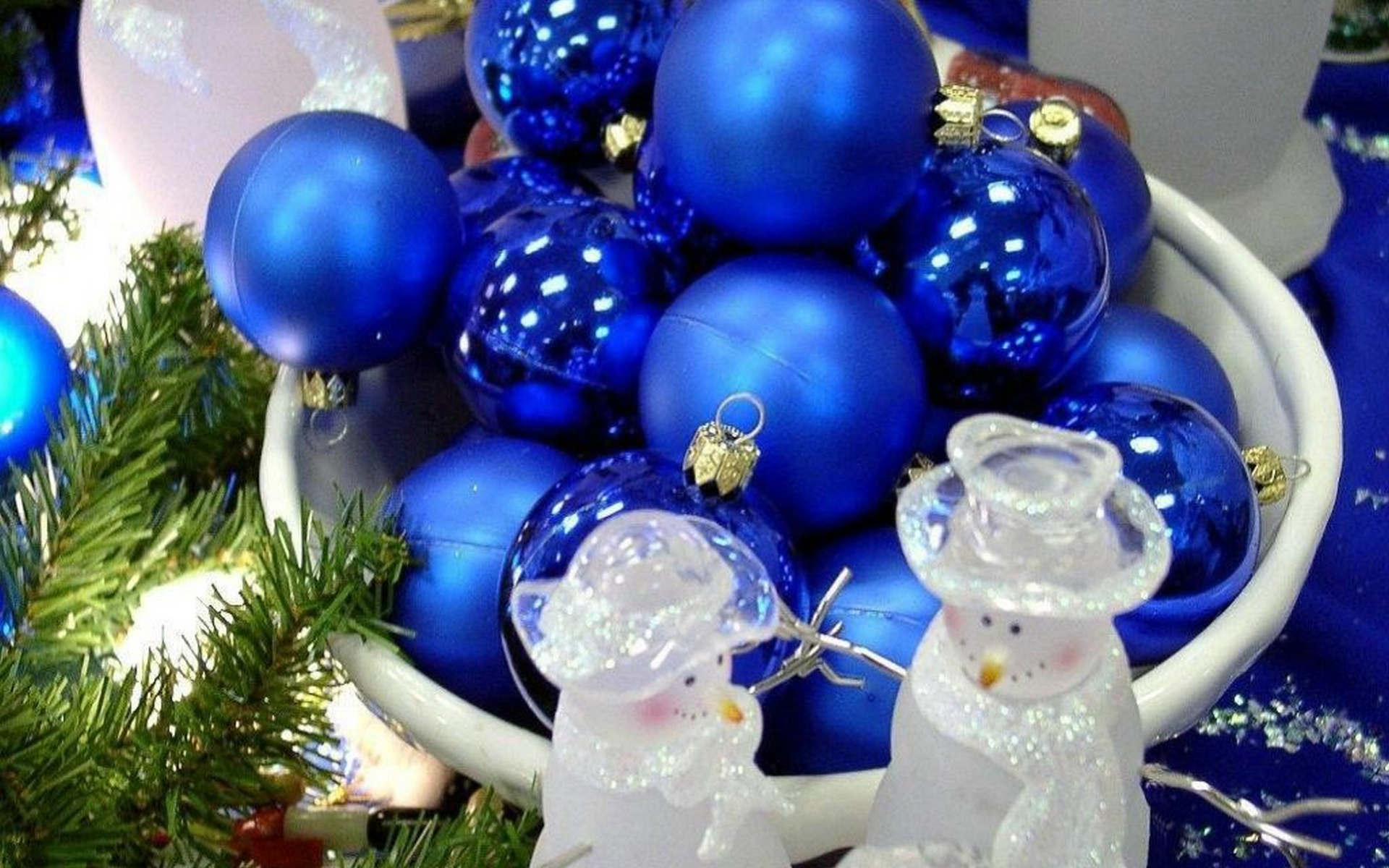 Blue christmas. Синие новогодние украшения. Елка в синих тонах. Новогодние игрушки. Новогодние игрушки в голубых тонах.