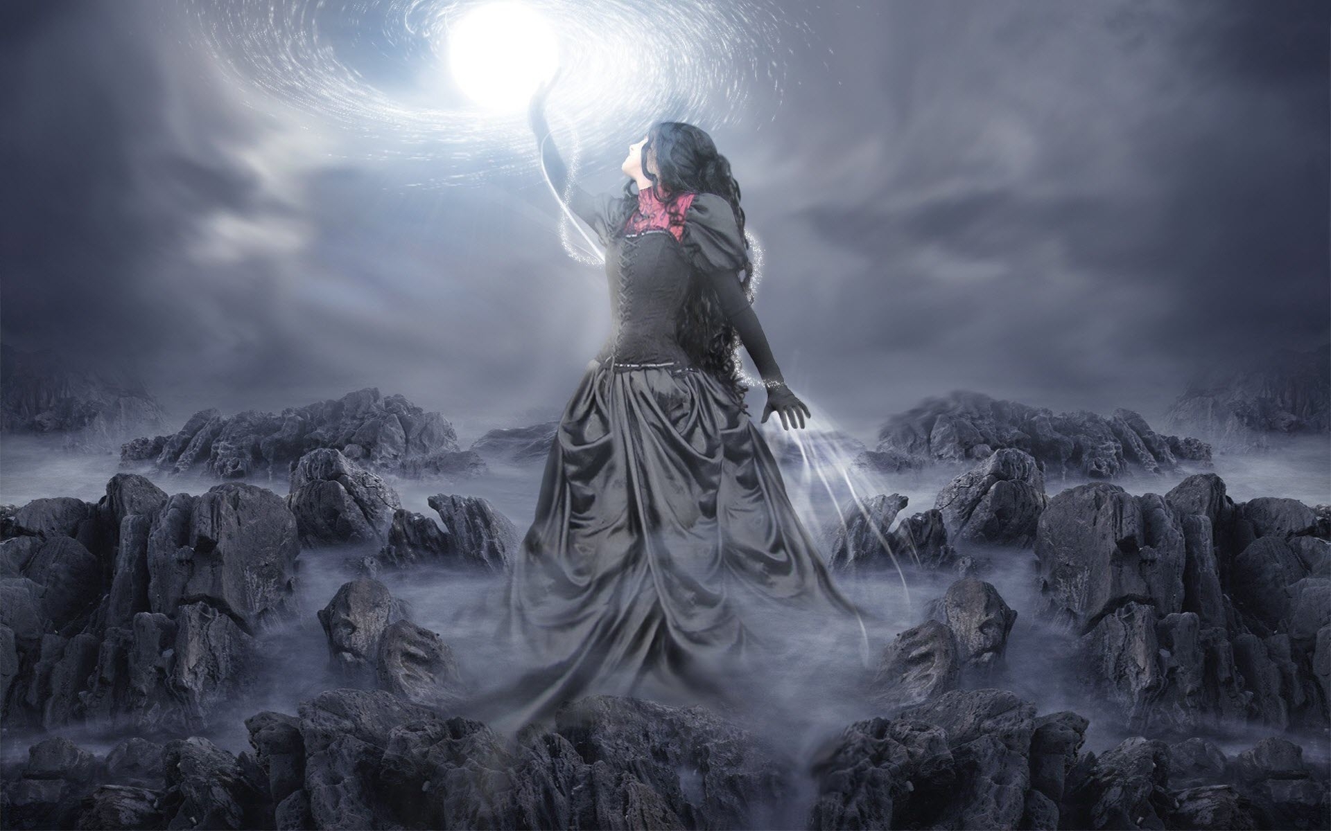 женщина стоит на скале со светом в руке