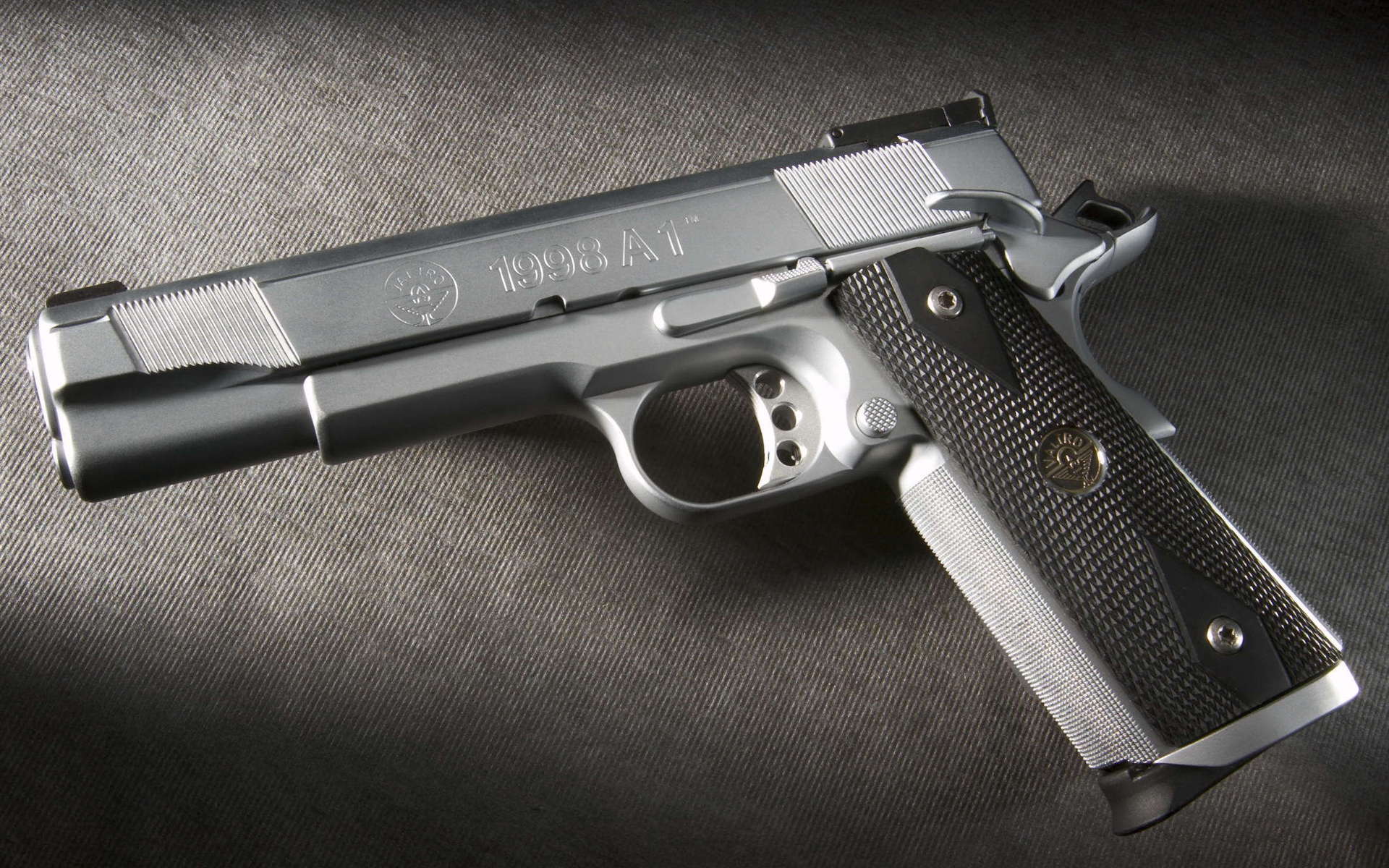 ружье на столе с черным фоном