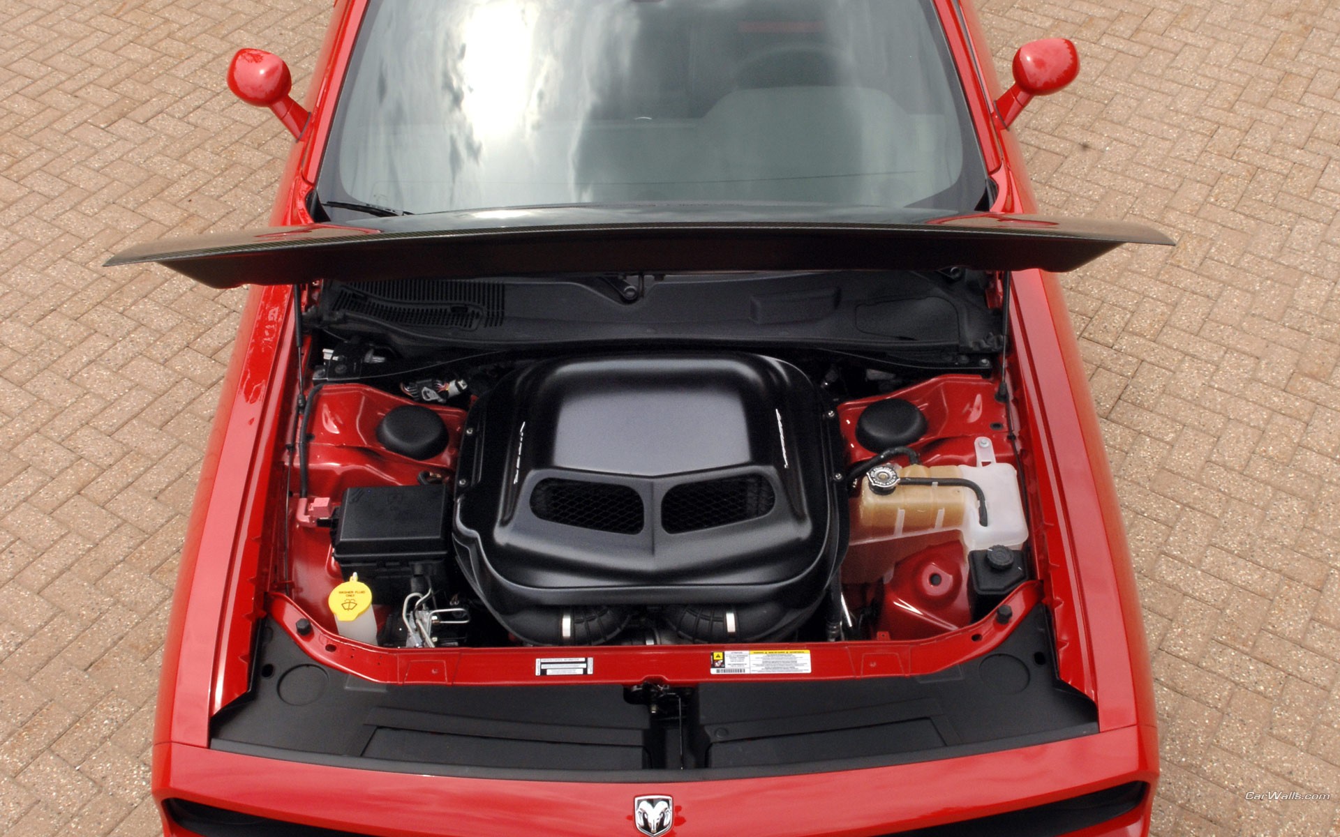 красная машина с открытым капотом на улице