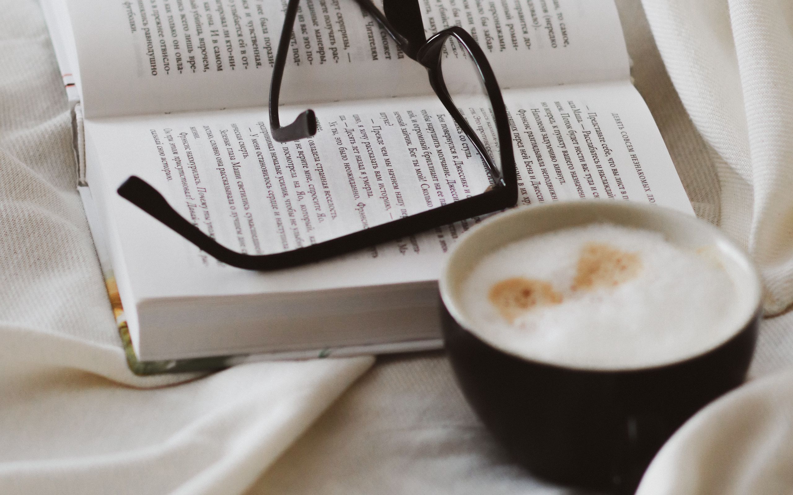 книга, ипад, чашка