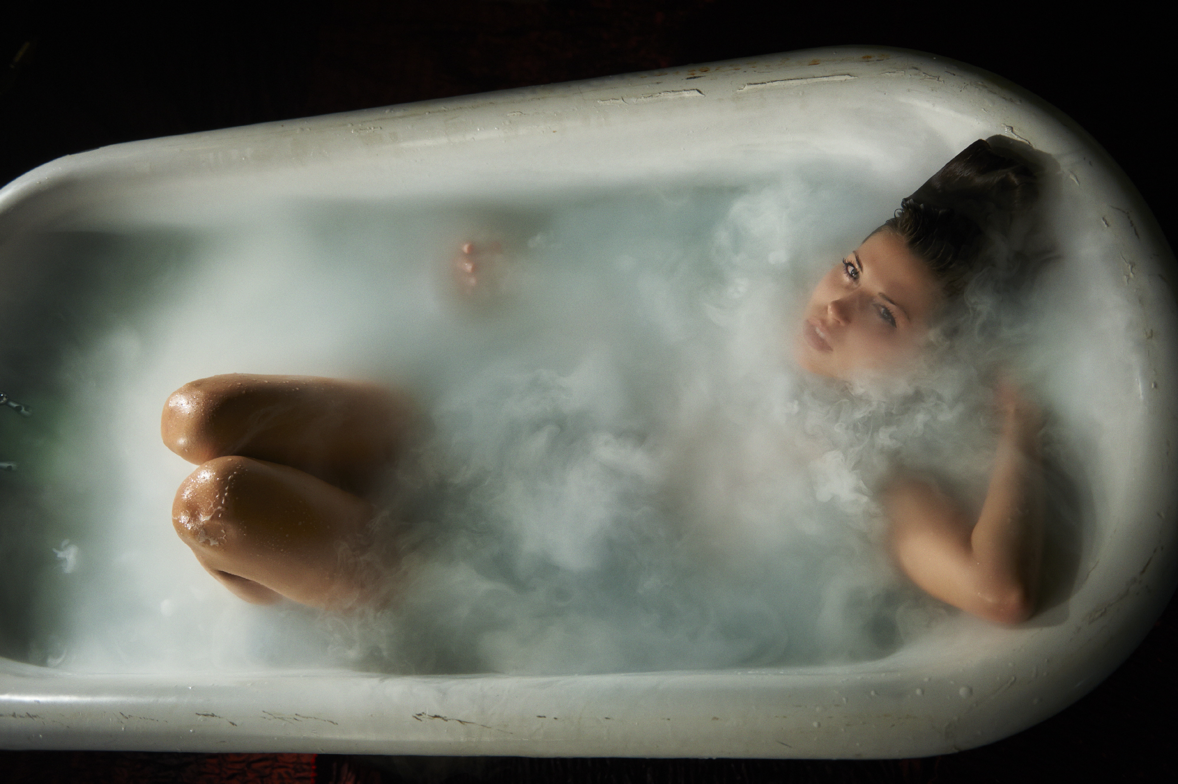 Купается в ванной 18. Сол Штейнберг girl in Bathtub. Ванна с водой. Фотосессия в ванной с водой. Купается в ванной.