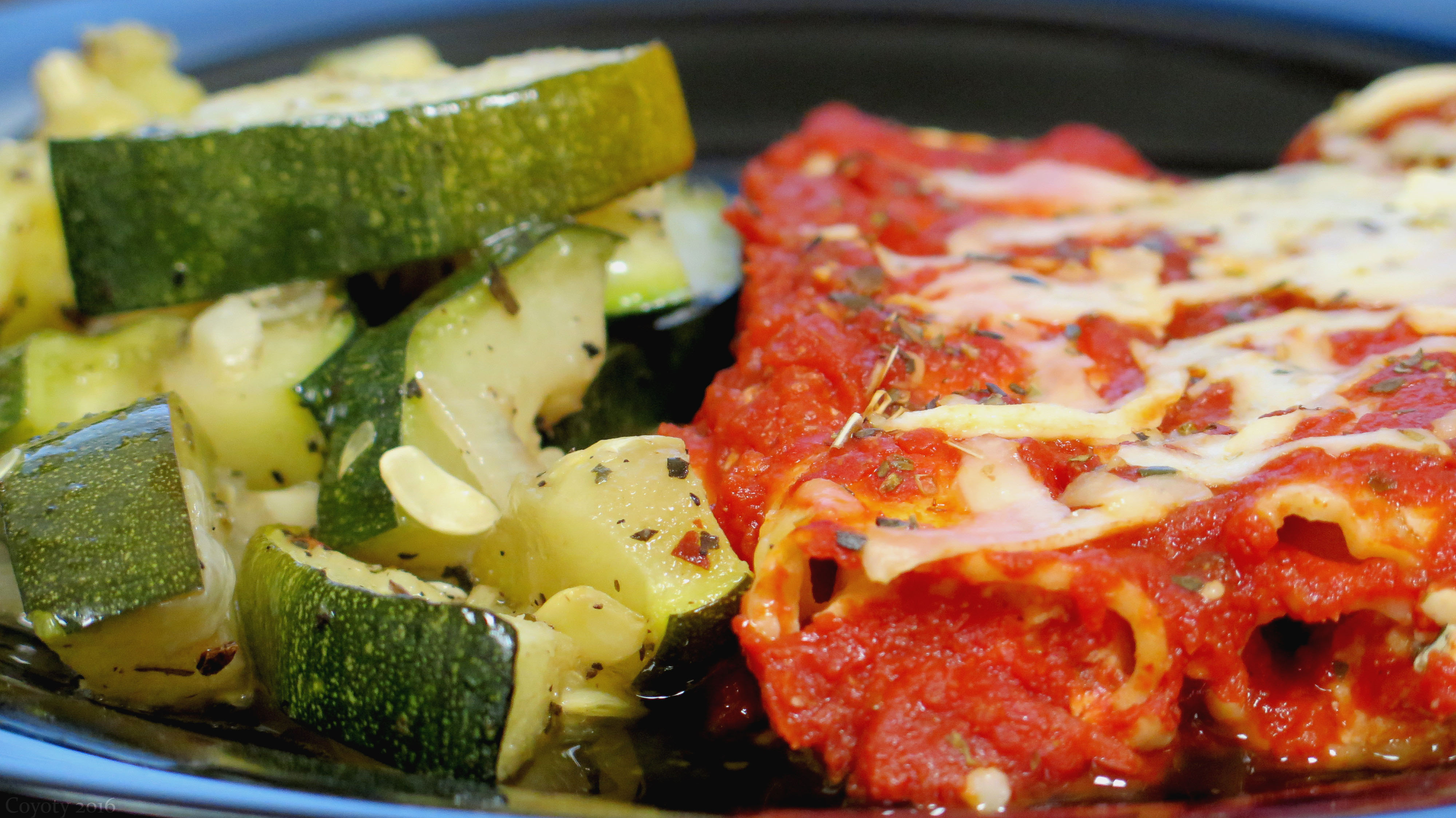 есть тарелка с едой из кабачков и других овощей