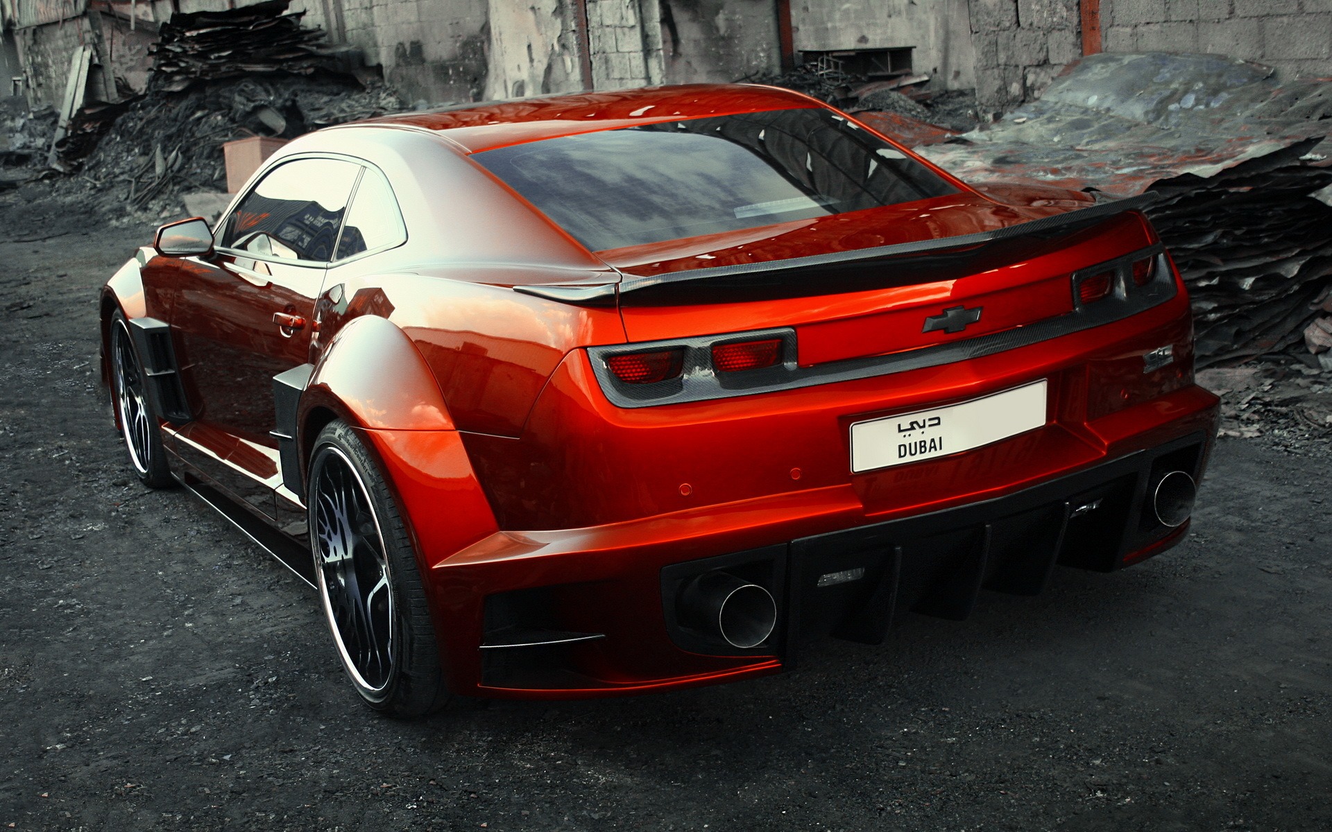 красный спортивный автомобиль припаркован перед зданием