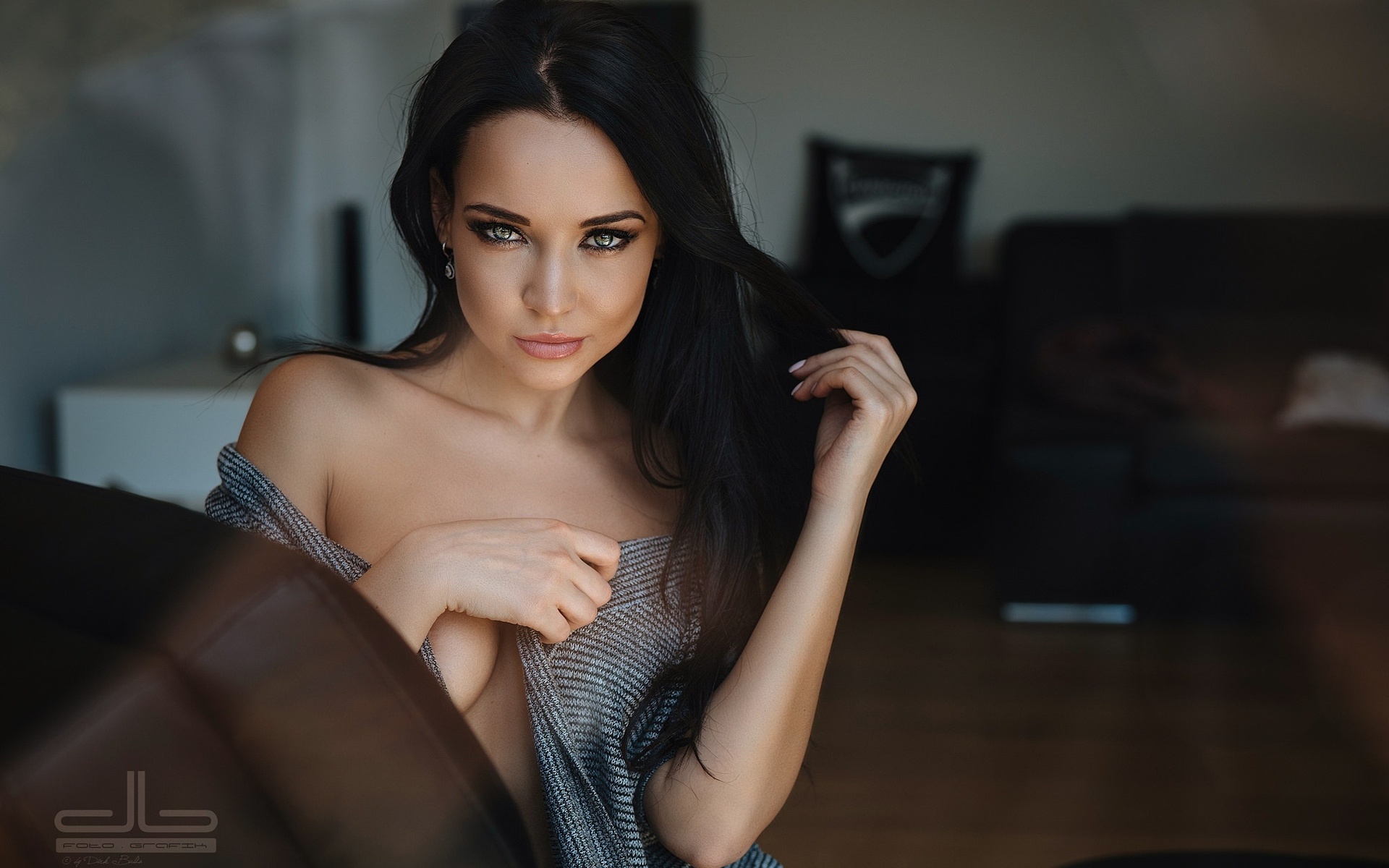 есть женщина, которая позирует для картины в зеркале