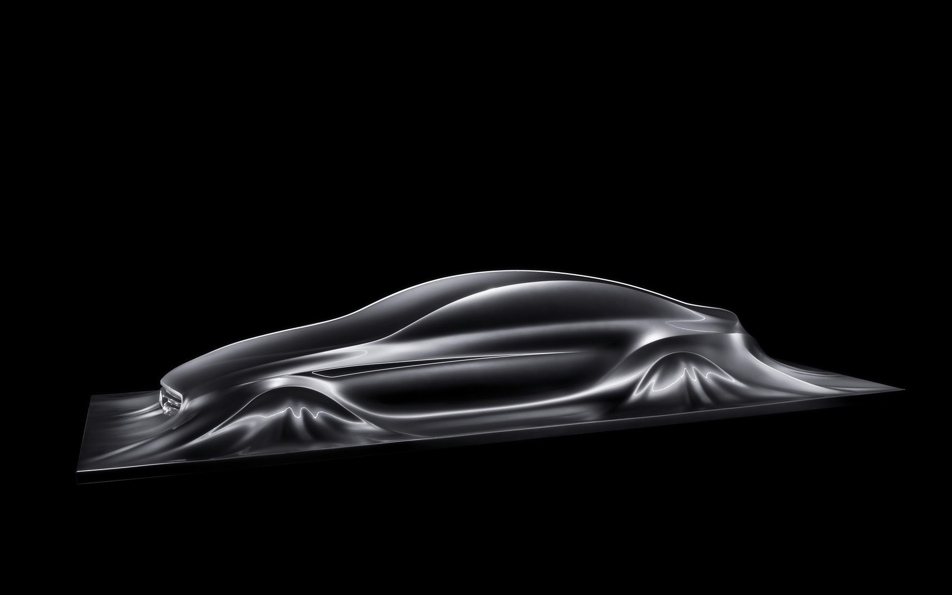 черно-белая фотография автомобиля, покрытого листом