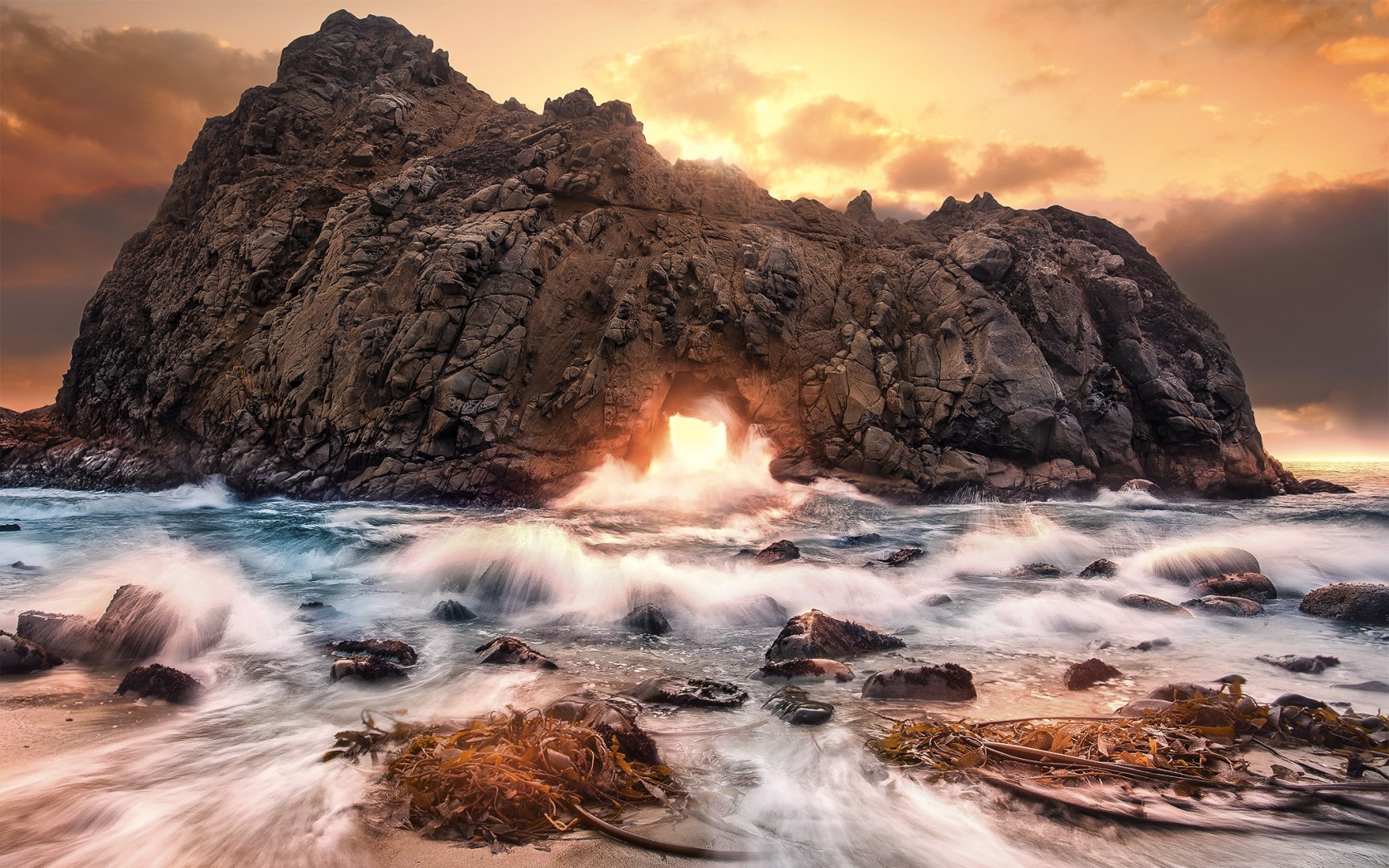 волны и скалы