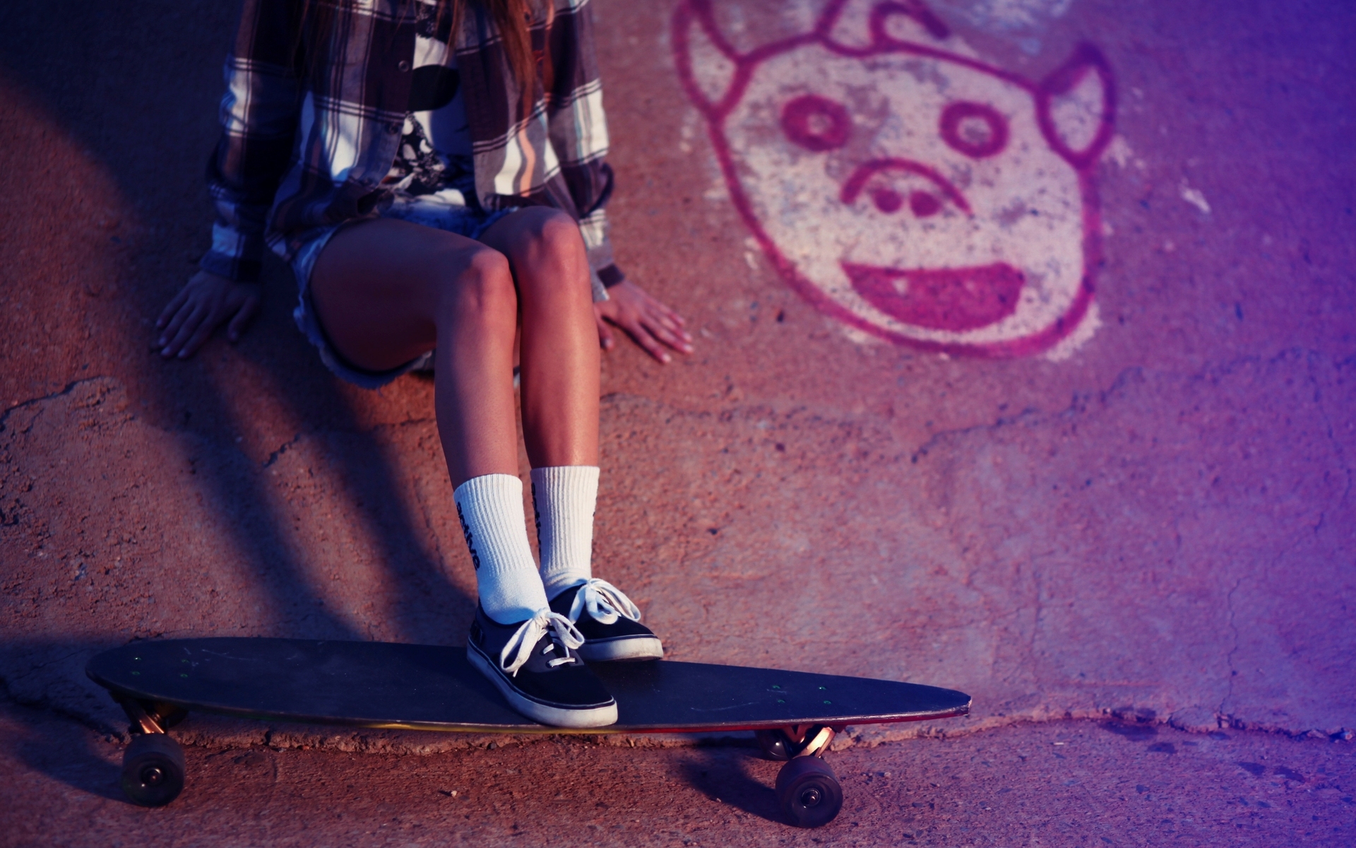 Девушка со скейтом бесплатно