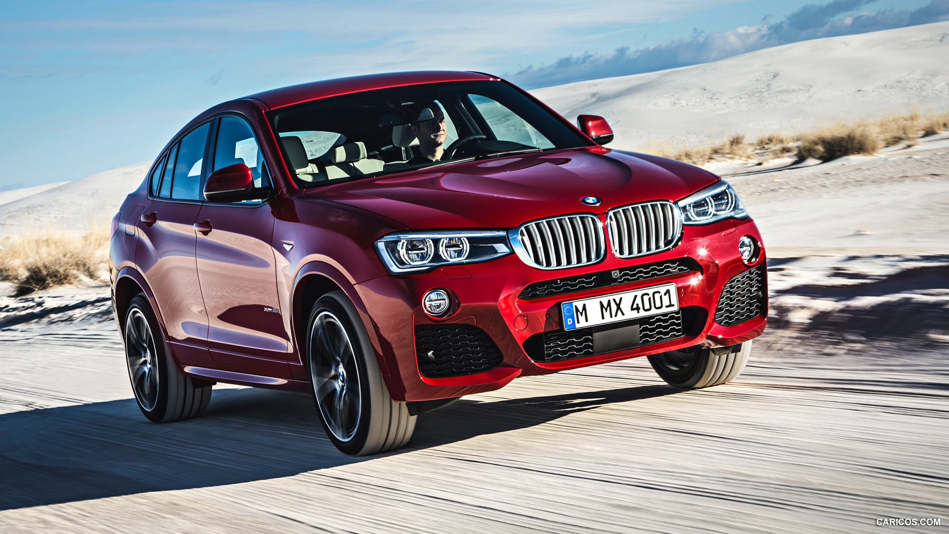 закрытие красного внедорожника bmw, едущего по дороге