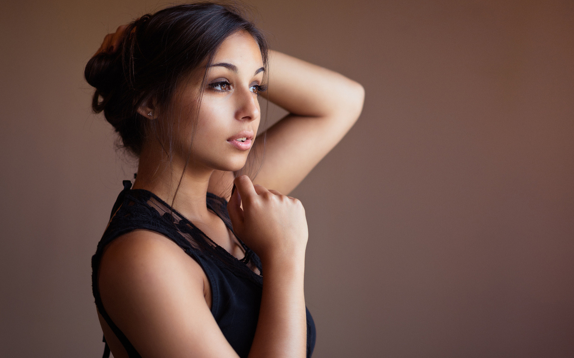 есть женщина, которая позирует для картины в черном платье