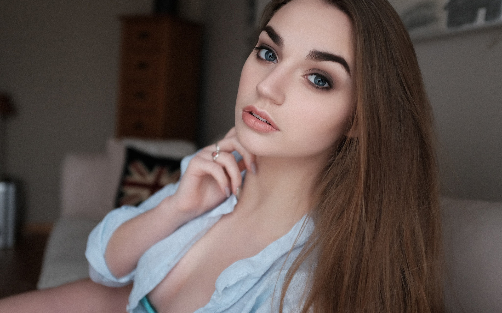 женщина сидит на диване с длинными волосами