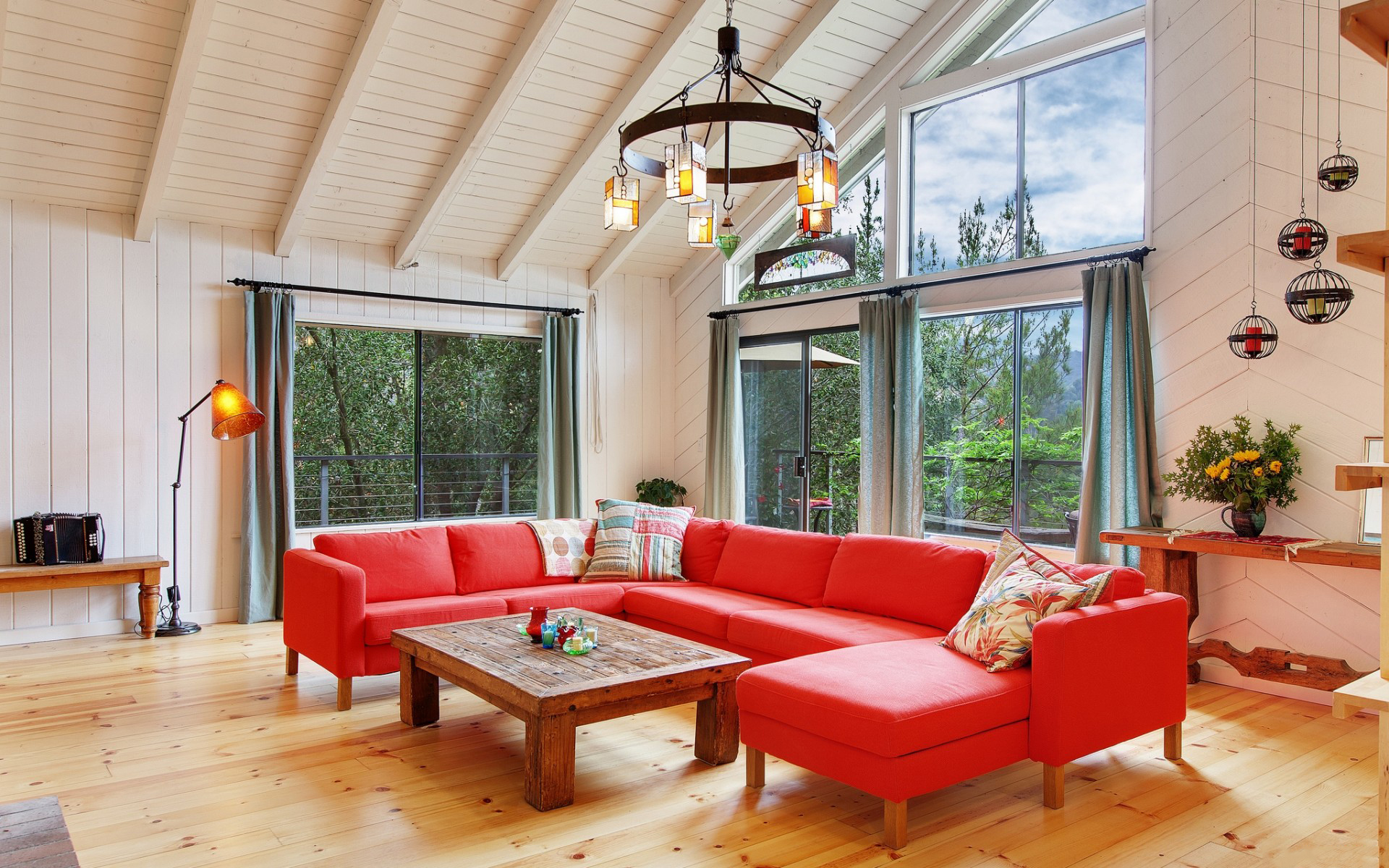 женская гостиная с красным диваном и кофейным столиком