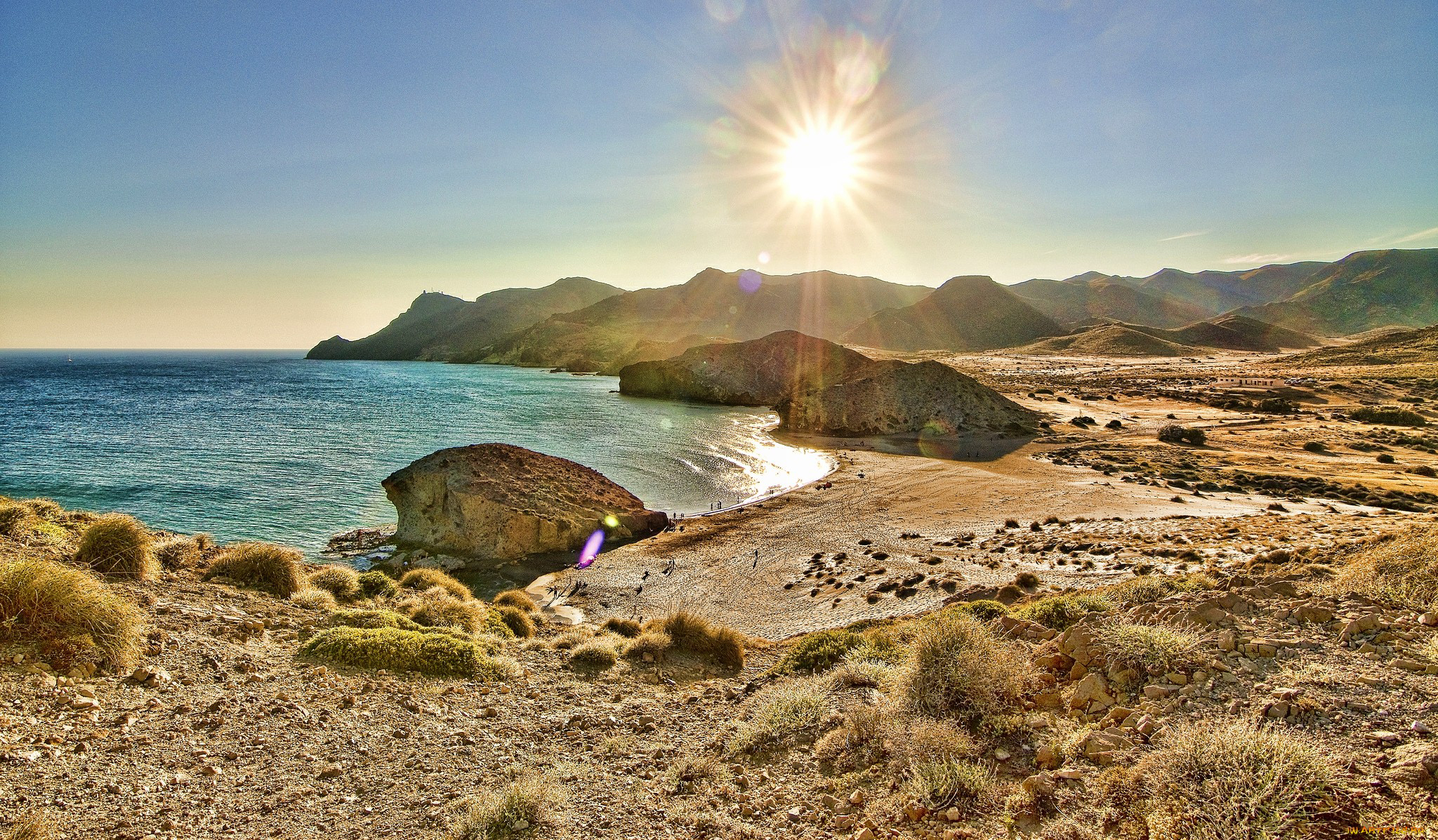 Coast like. Светлый пляж и горы. Палящее солнце на пляже. Фото Испания природа солнце. Пляжи с горами без растительности.