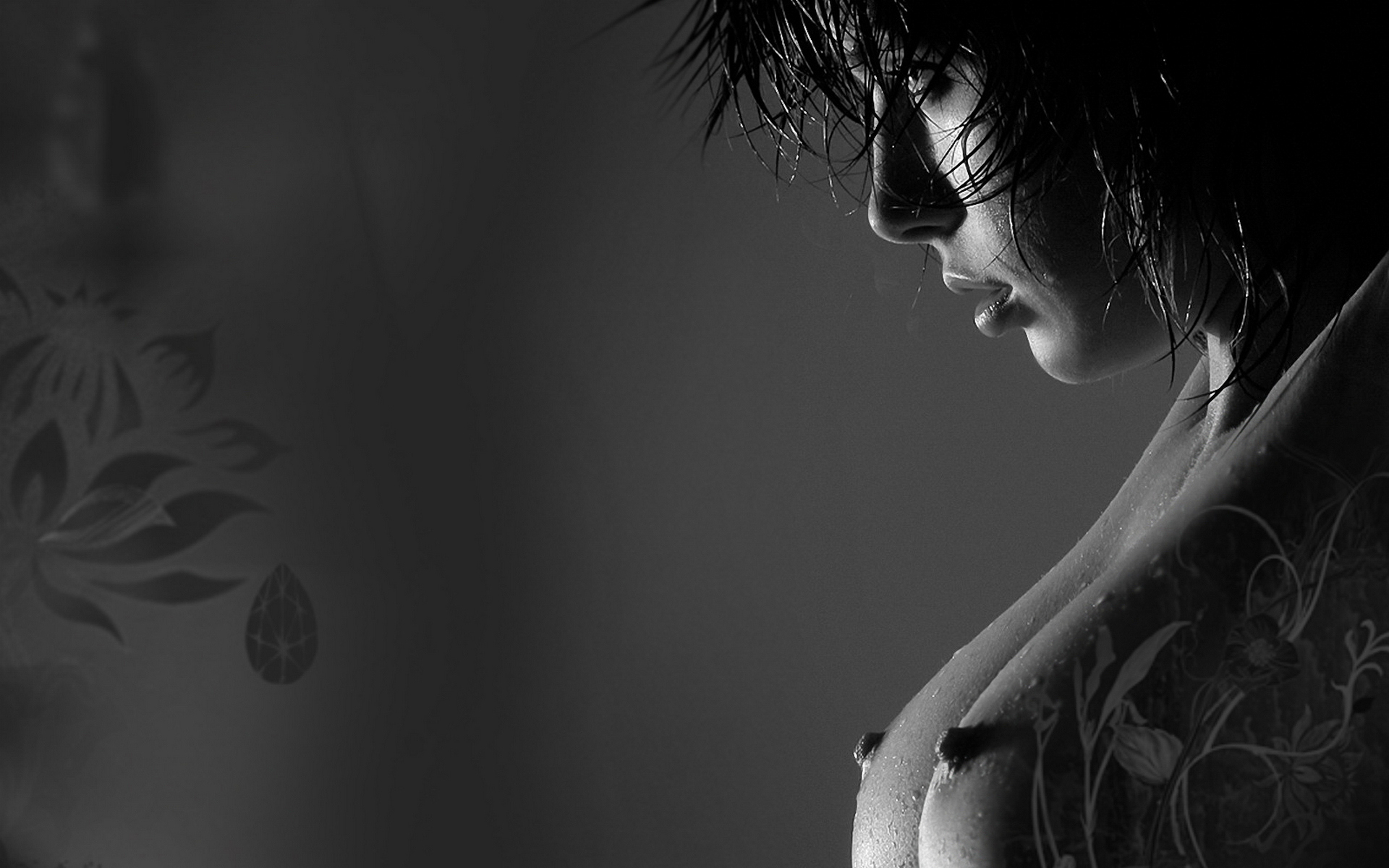 женщина с татуировкой на груди и татуировкой на руке