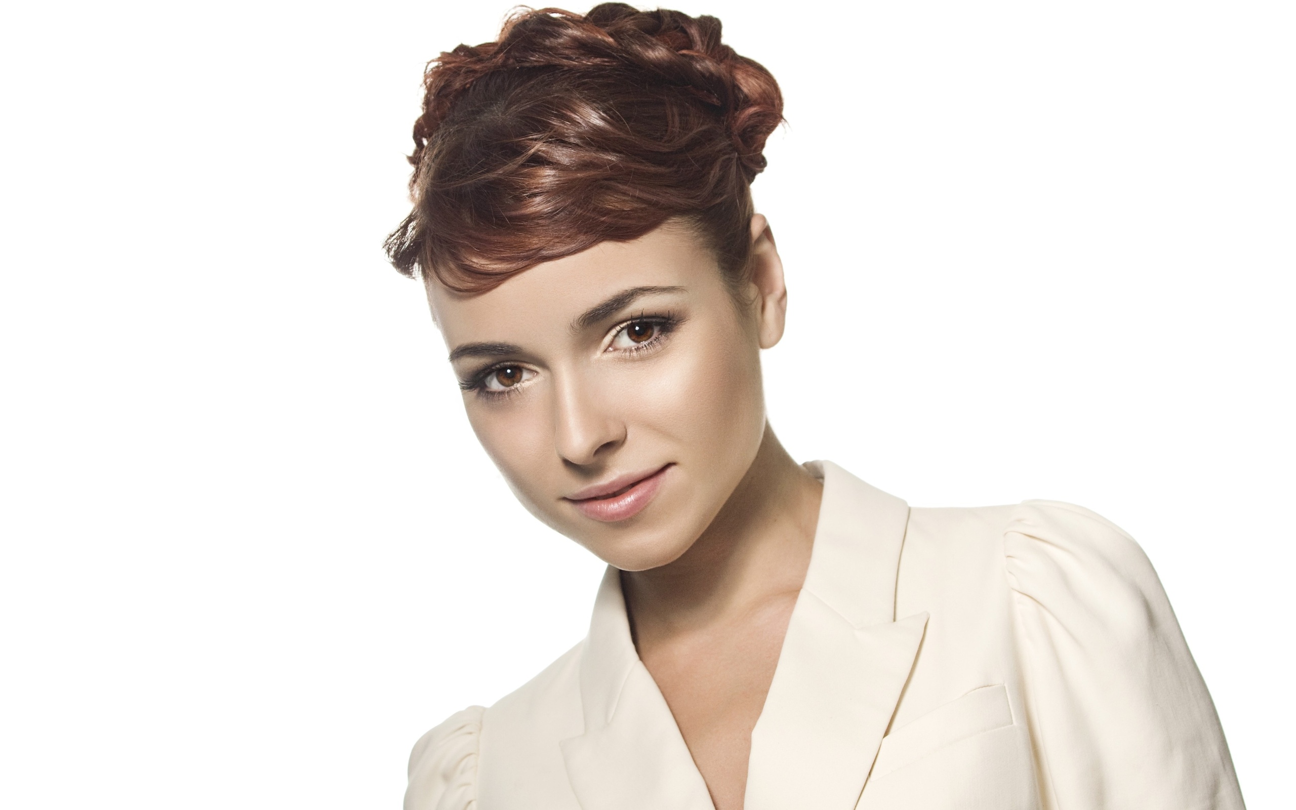 есть женщина с белой рубашкой и белой курткой