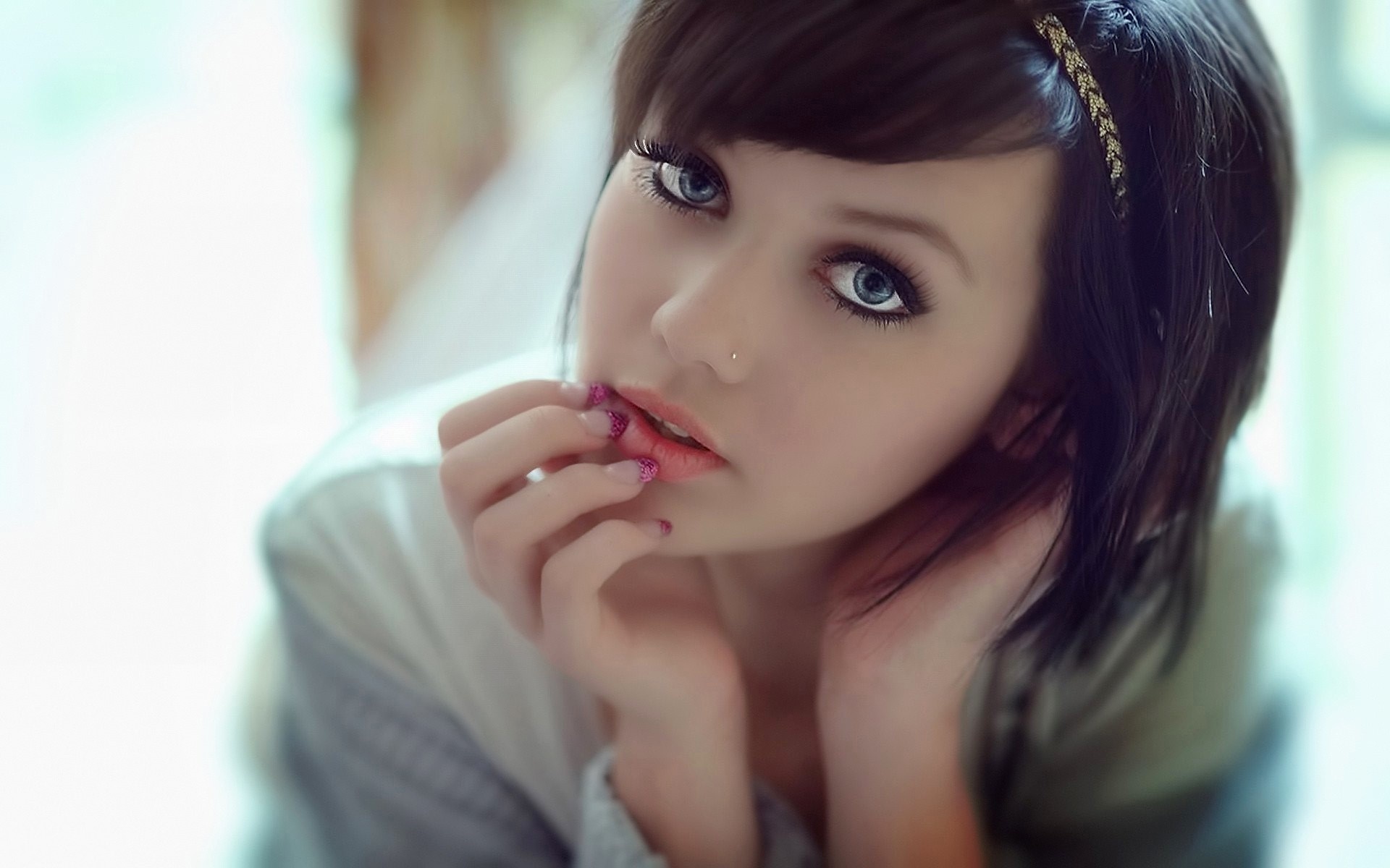 женщина с повязкой на голове позирует для фото