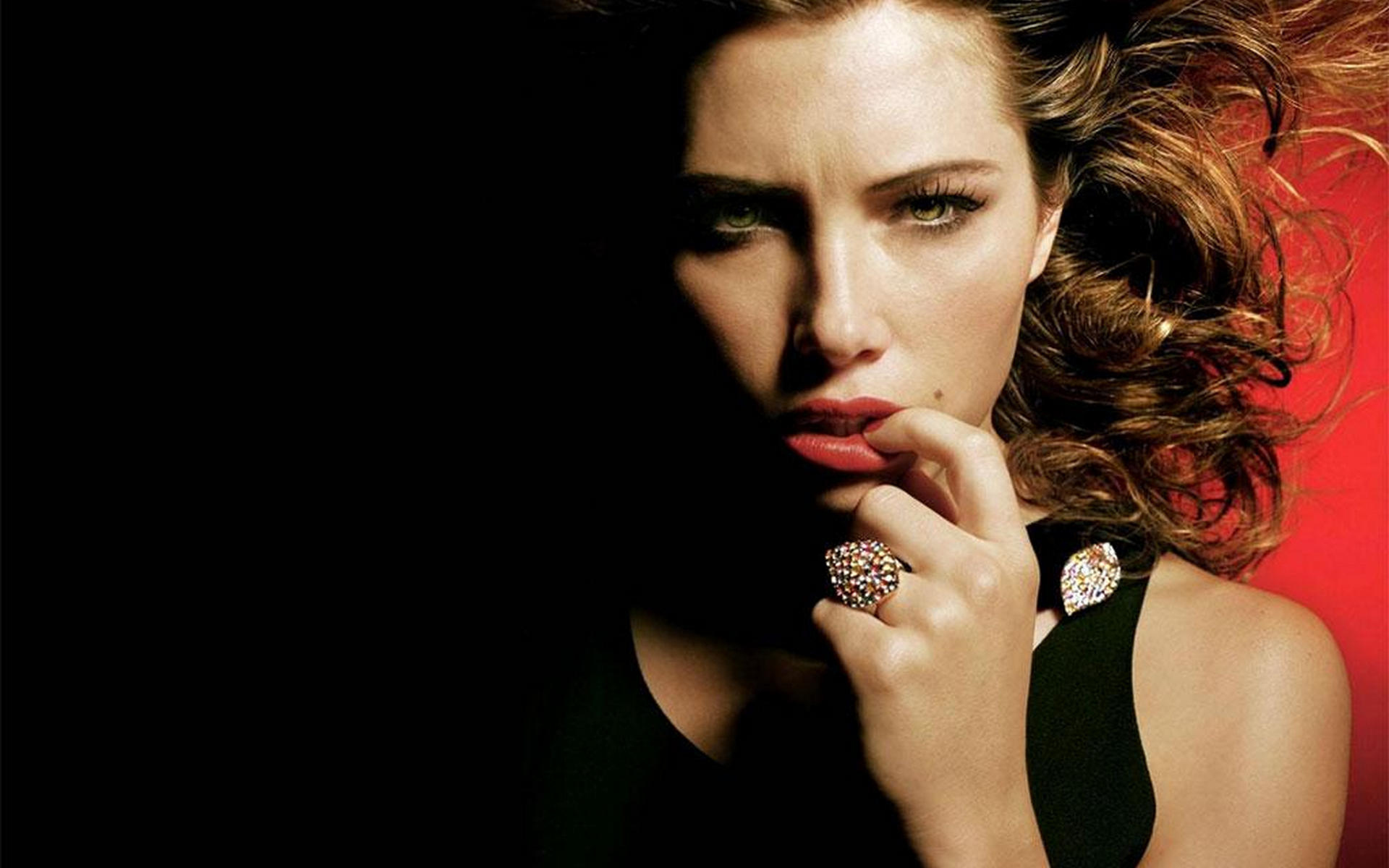 женщина с кольцом на пальце и кольцом на пальце