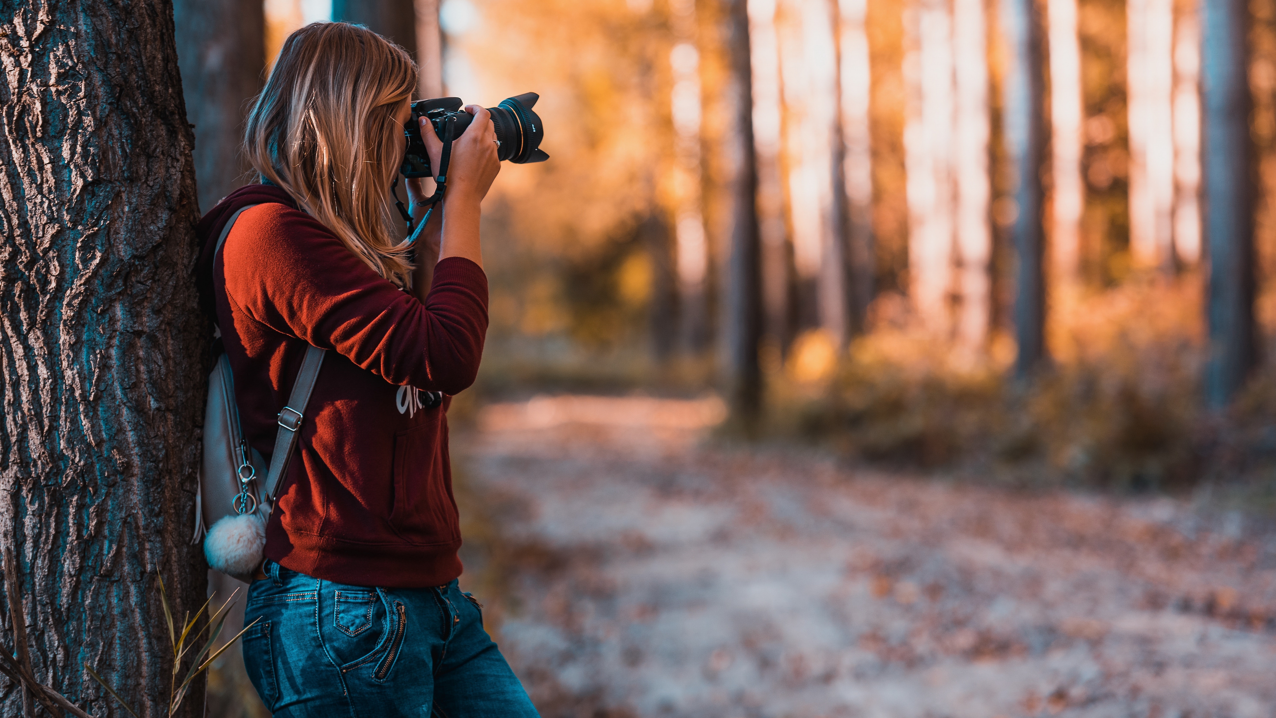 She taking a picture. Девушка с фотоаппаратом. Fotography.