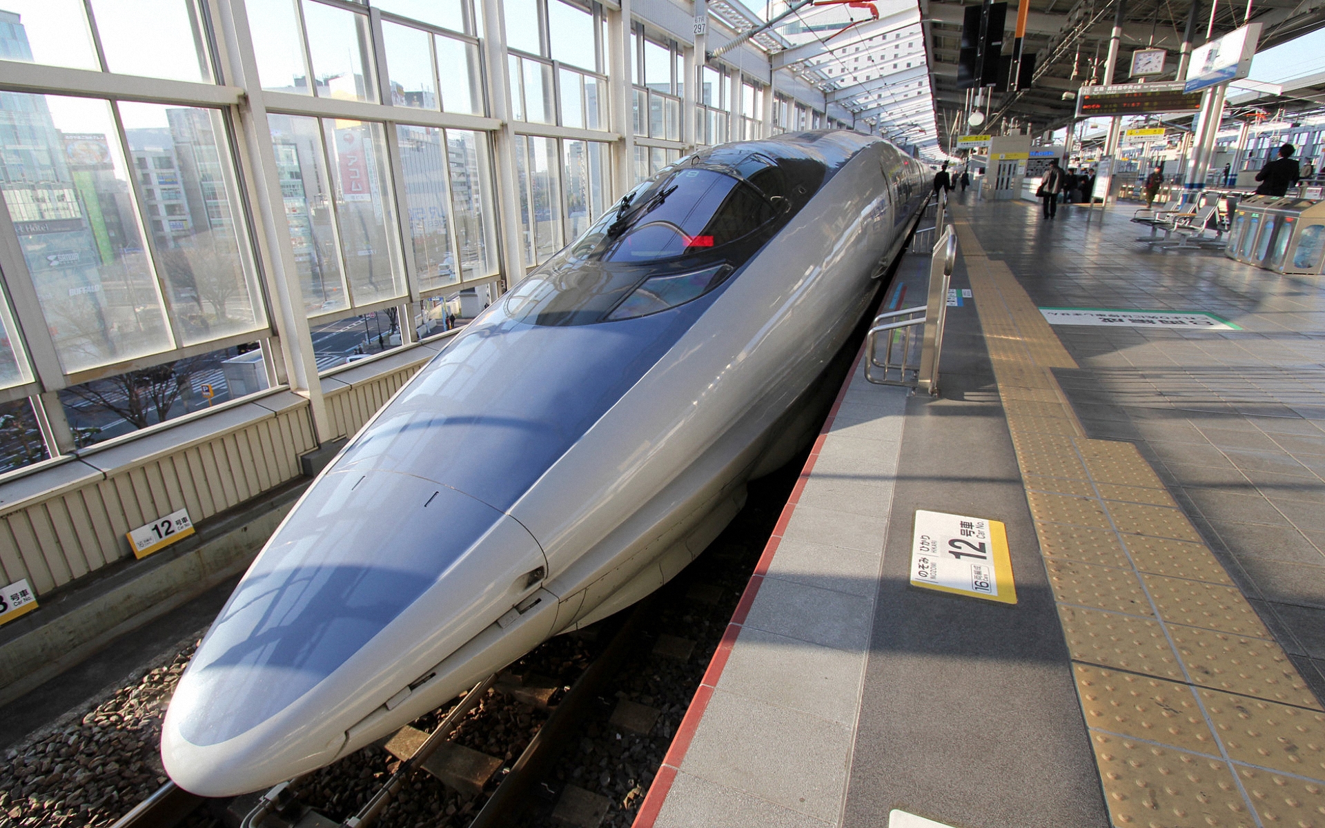 Japan speed. Поезд Синкансэн в Японии. Поезд Синкансэн в Японии и пуля. Высокоскоростные поезда Японии Синкансэн. Японский поезд Синкансен скорость.