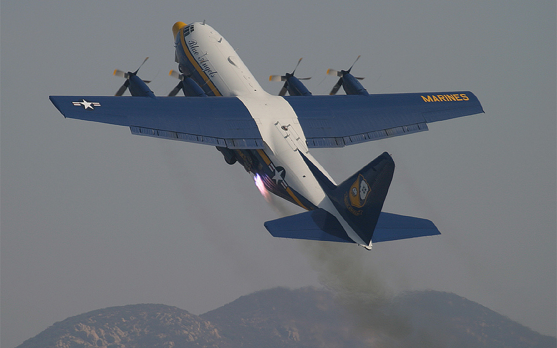 Передвижение самолетов в реальном. LC-130 Hercules. Геркулес самолет с-130 ангел. C-130 Hercules Блю ангел. Геркулес самолет Говард.