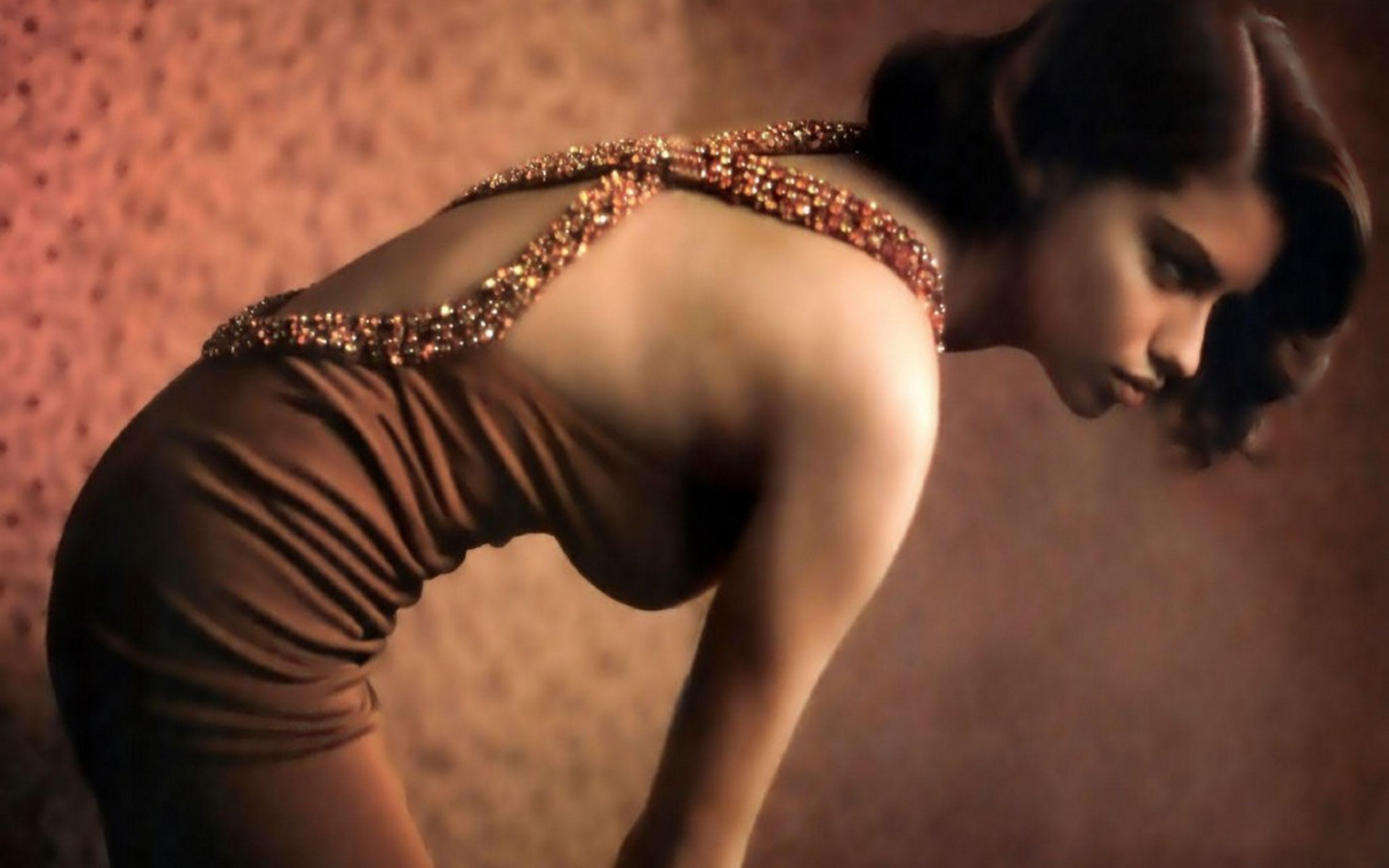 женщина в коричневом платье позирует для фото