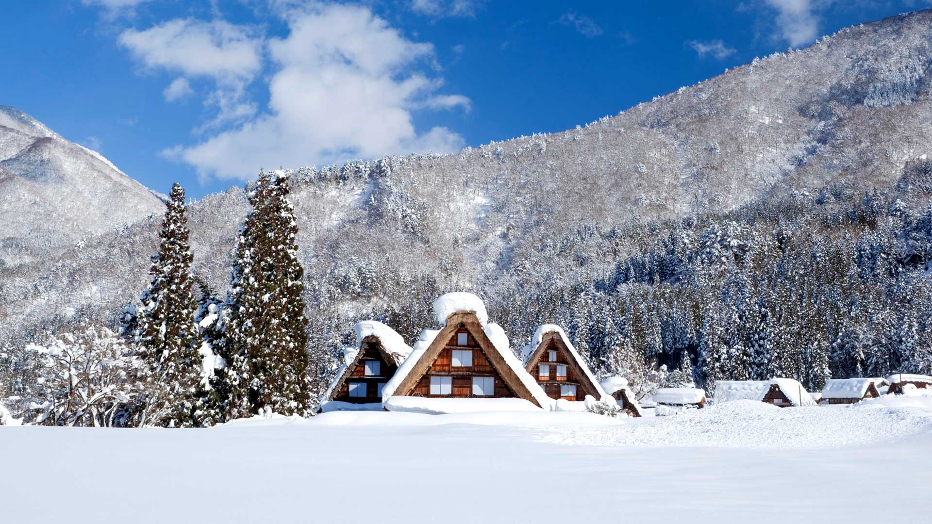 Горы снег дома. Заснеженная деревня в горах. Заснеженный домик в горах. Горы зима деревня. Домик в снежных горах.