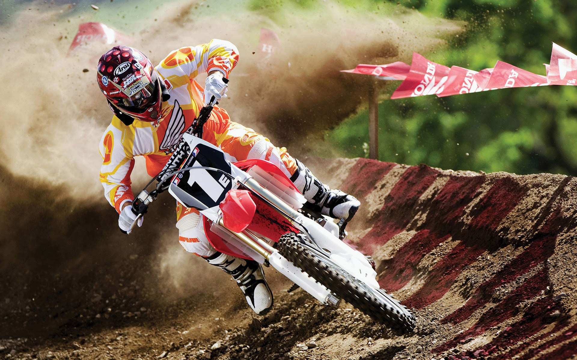 велосипедист в красно-белом наряде верхом на грязном велосипеде