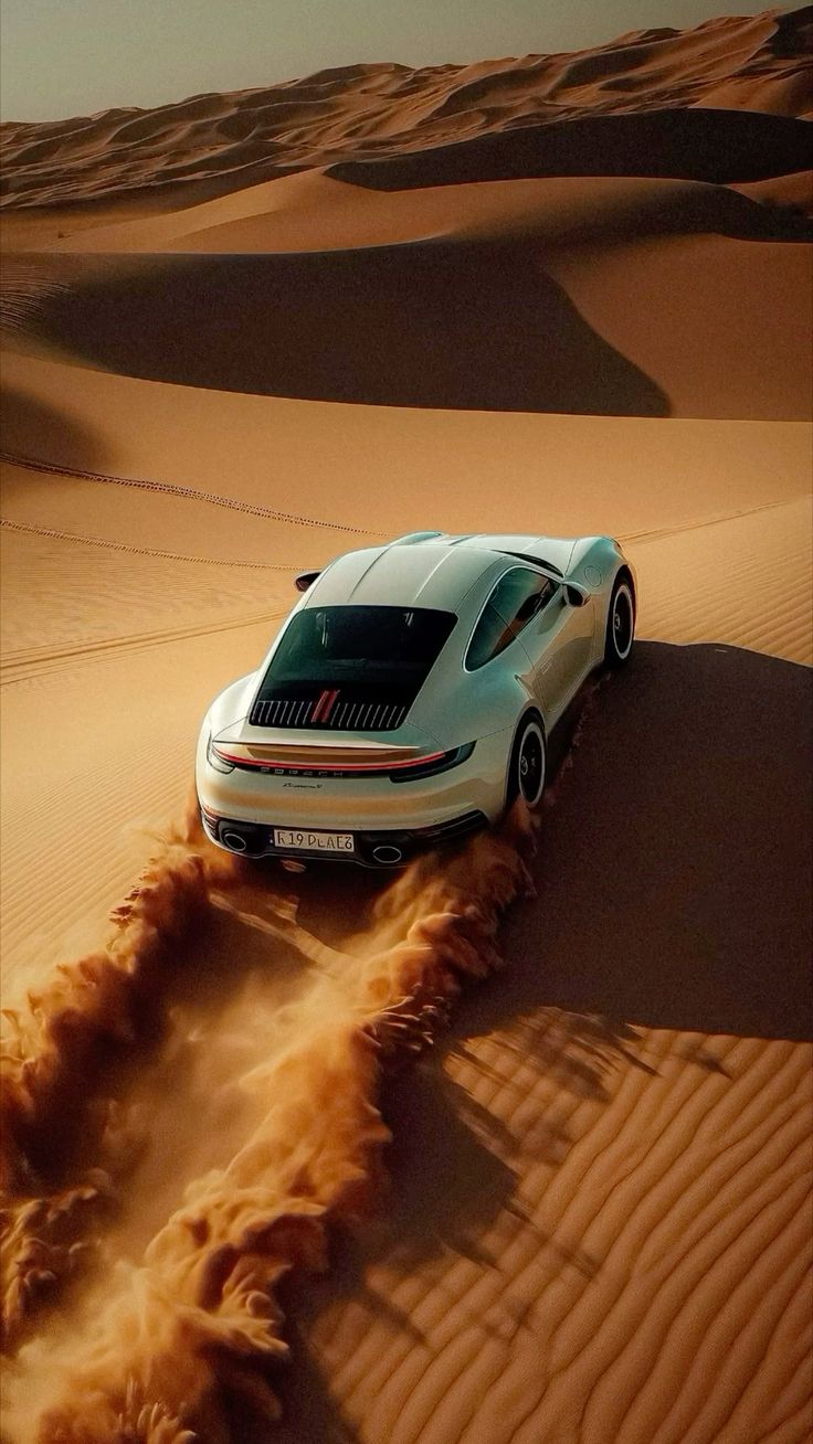 женщина порше 911 каррос в пустыне с песком