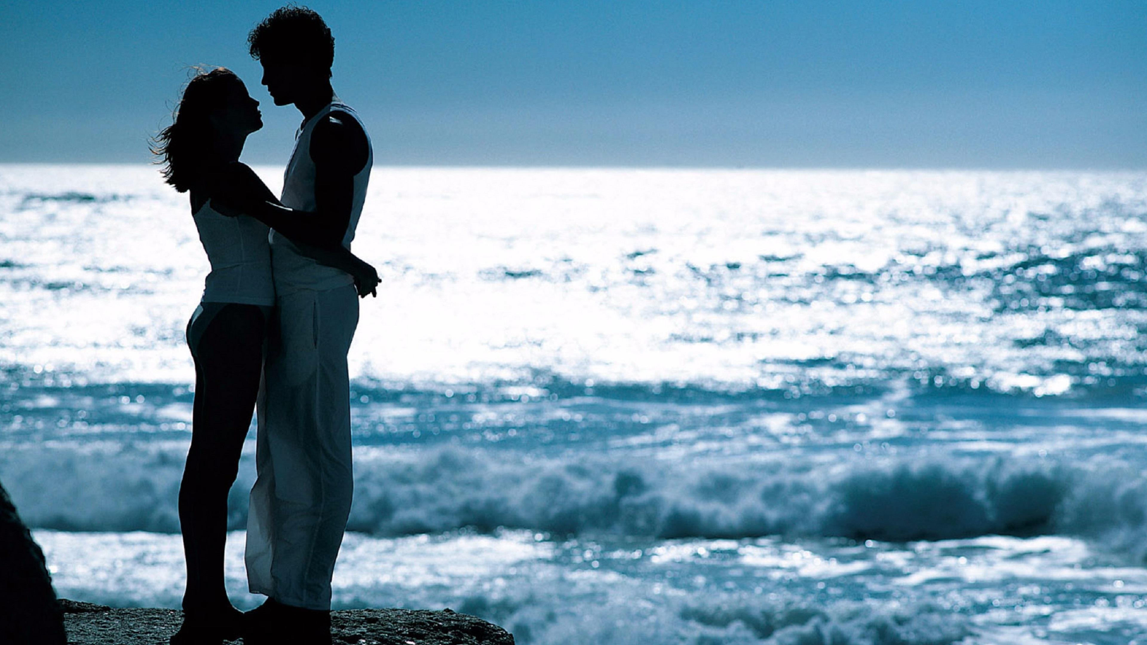 Любовь огромная сила. Влюбленные на берегу моря. Мужчина и женщина на море. Мужчина и женщина любовь. Парень с девушкой на море.