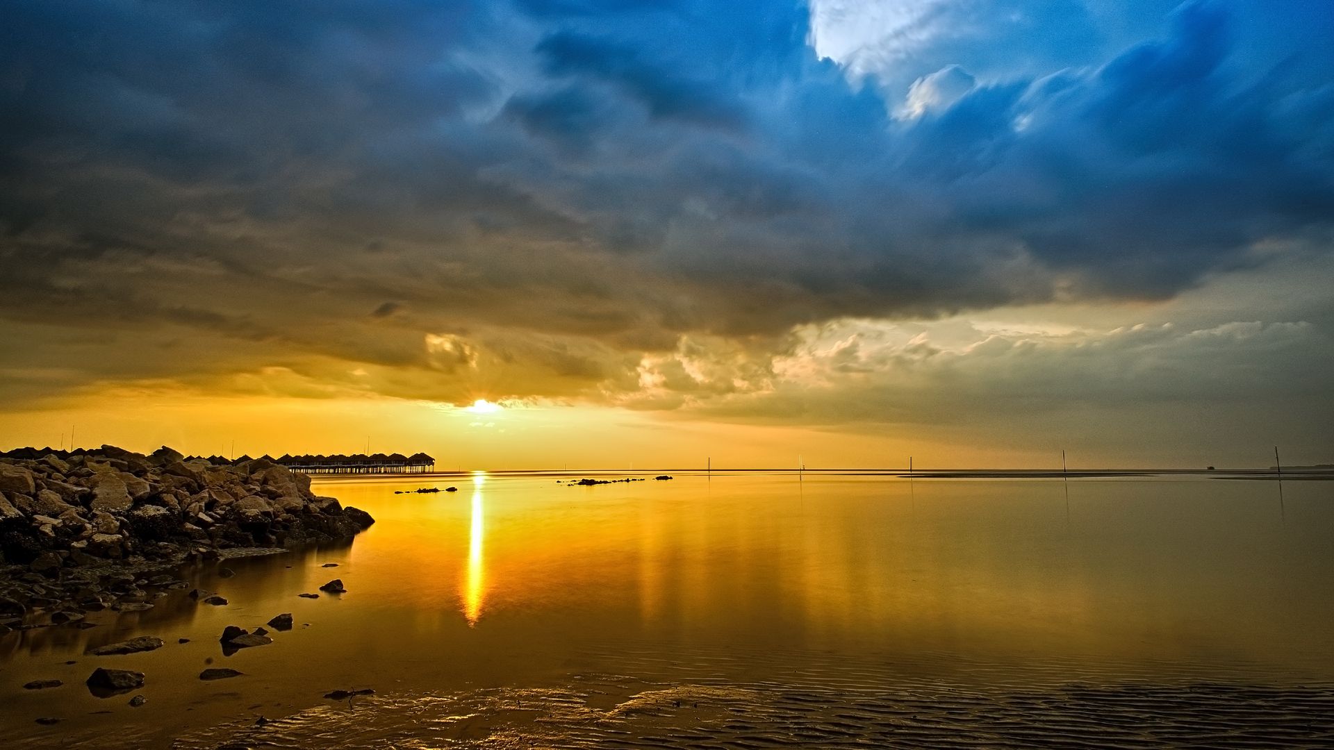 женский взгляд на закат над водоемом