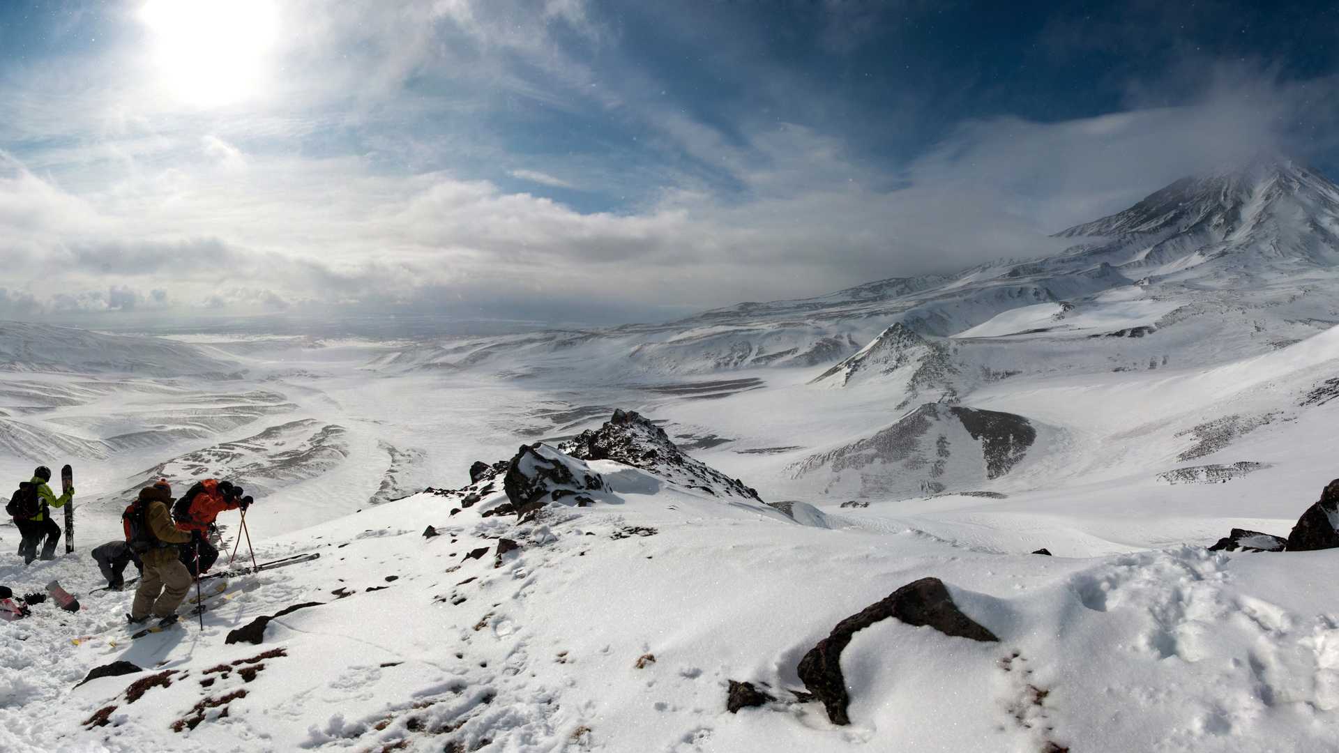 лыжники, горы