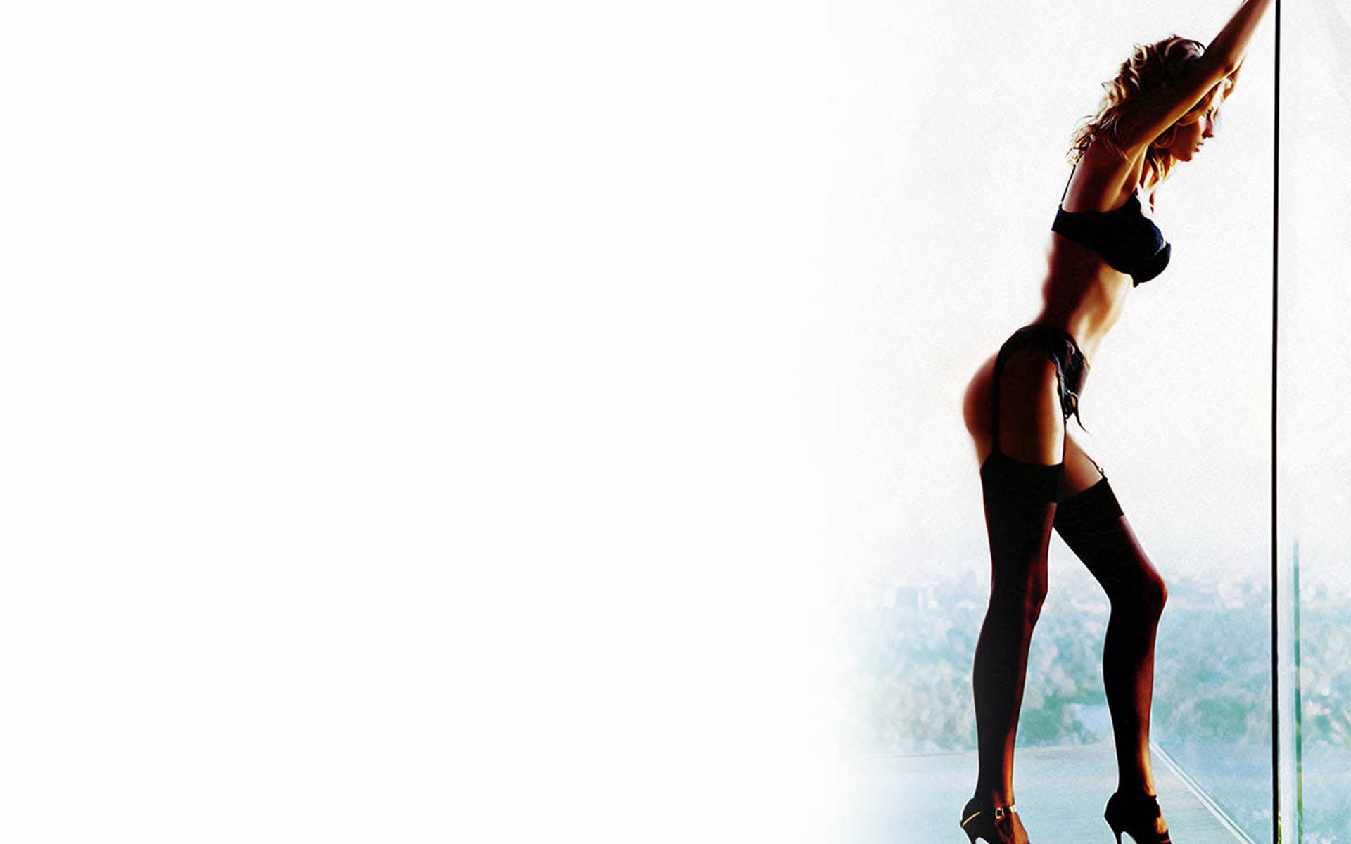 женщина в бикини стоит на столбе