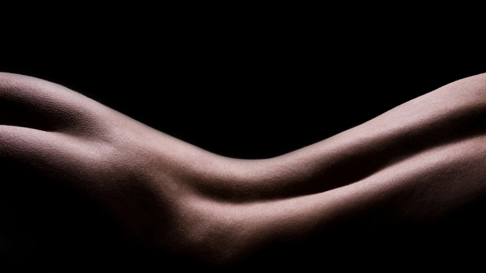 женское тело с черным фоном и черным фоном